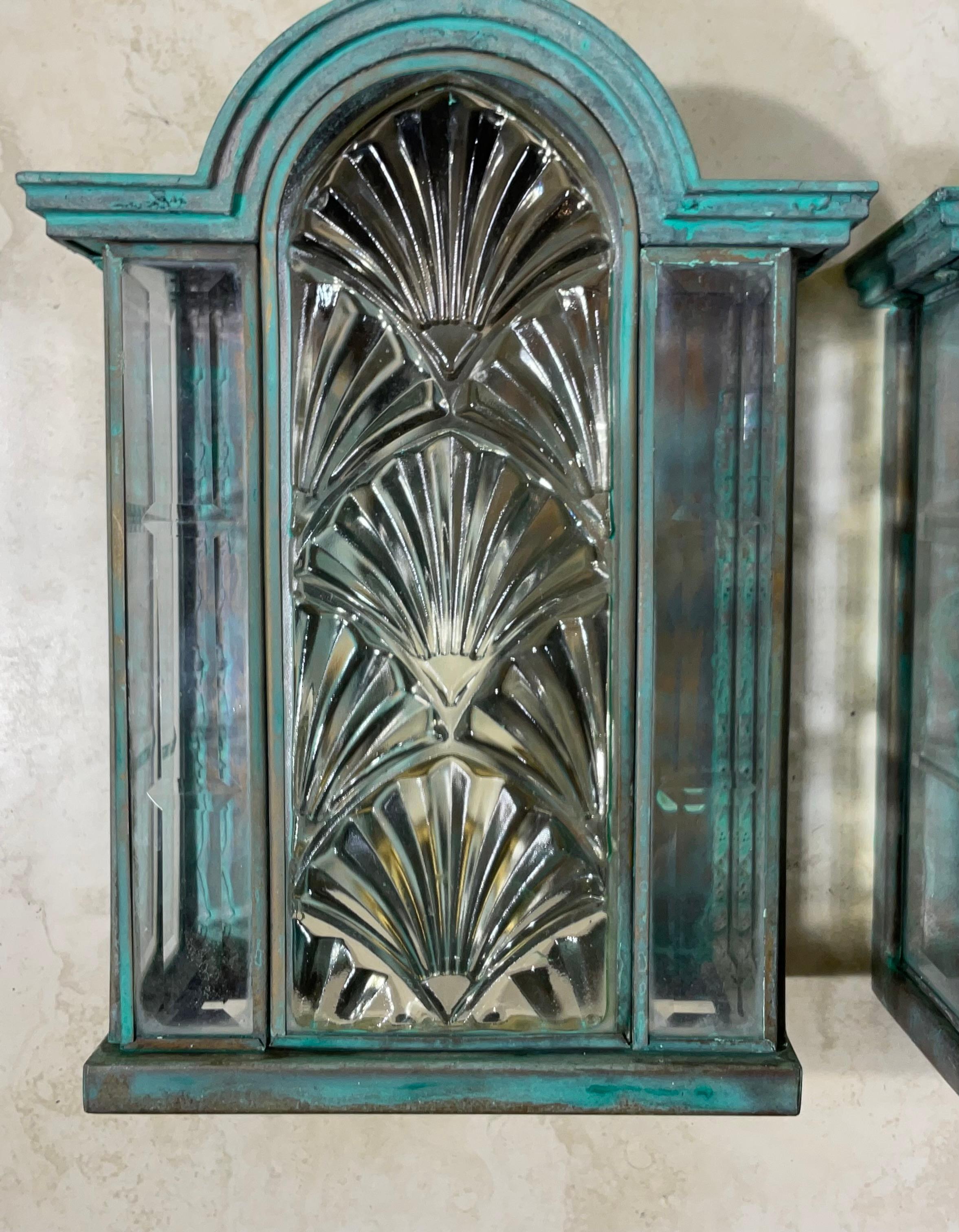 Impresionante Pareja de Apliques / Faroles Art Decó Vintage de Latón Verdigris en venta 5