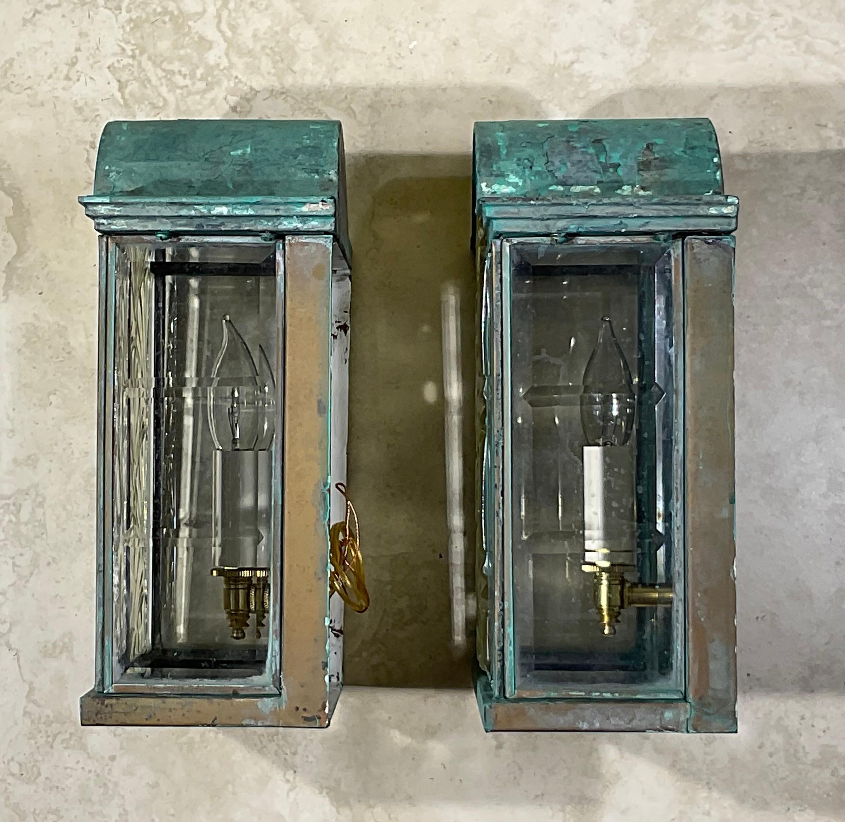 Impresionante Pareja de Apliques / Faroles Art Decó Vintage de Latón Verdigris en venta 6