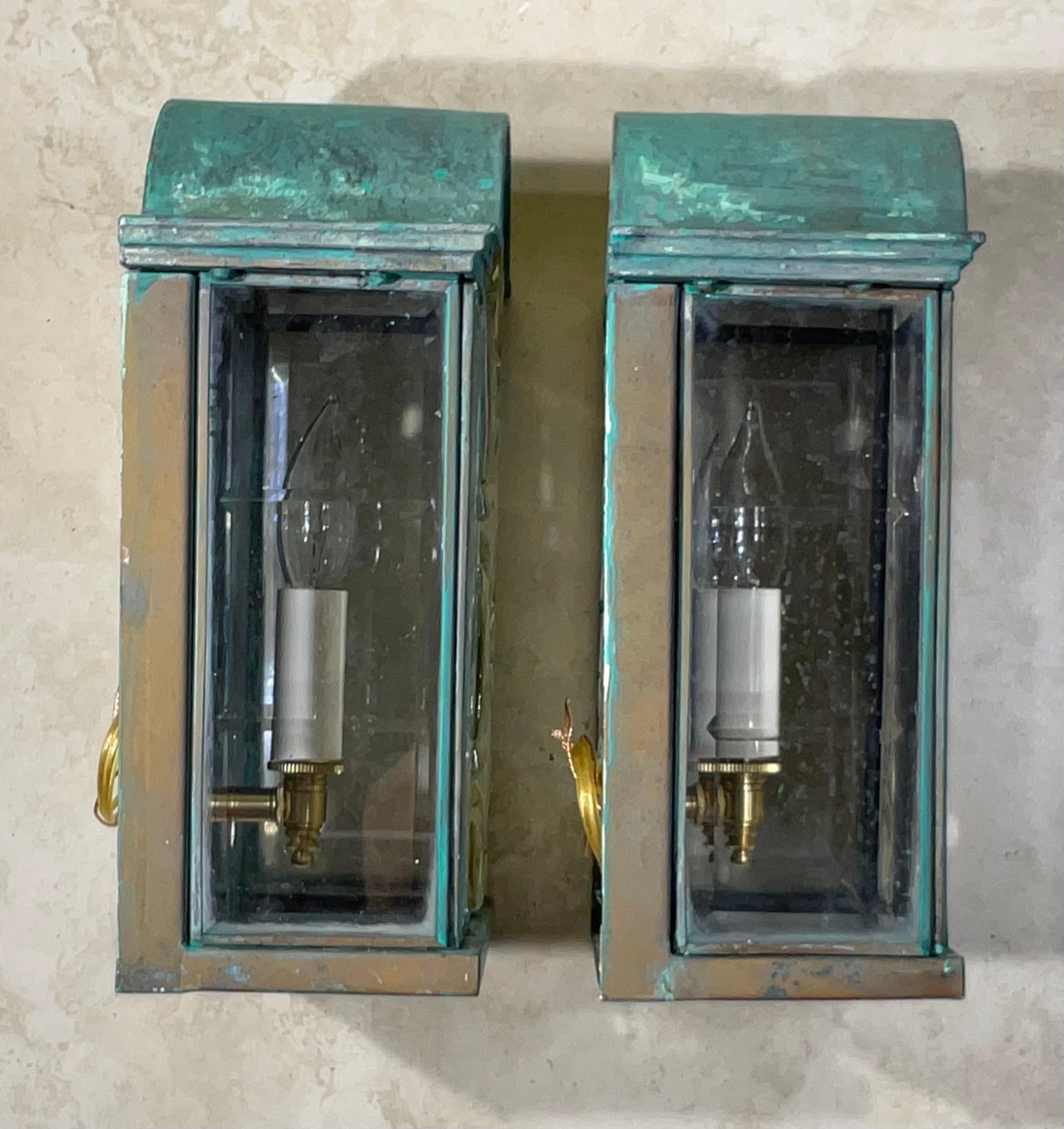 Impresionante Pareja de Apliques / Faroles Art Decó Vintage de Latón Verdigris en venta 7