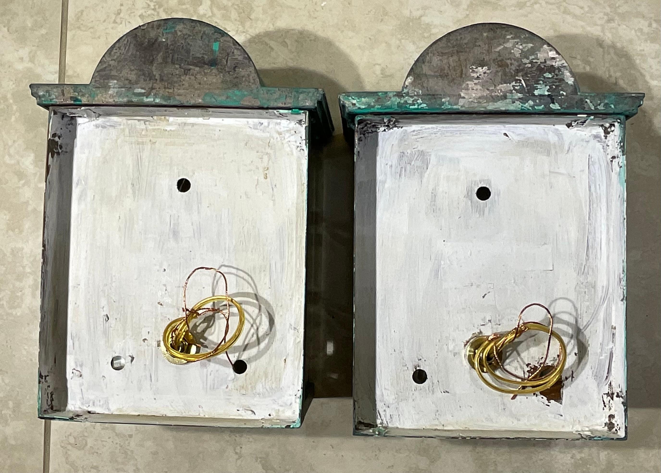 Impresionante Pareja de Apliques / Faroles Art Decó Vintage de Latón Verdigris en venta 8