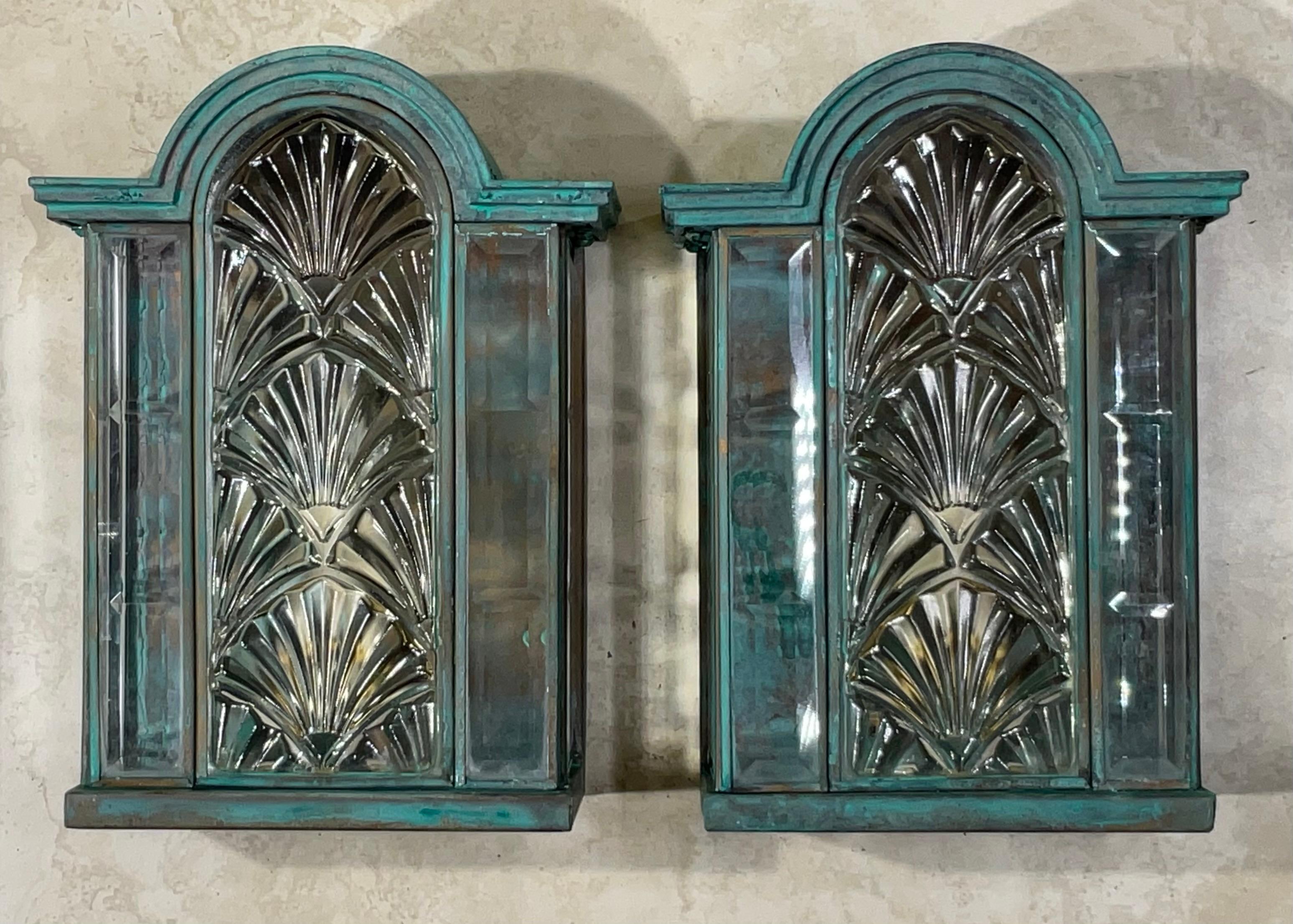 Impresionante Pareja de Apliques / Faroles Art Decó Vintage de Latón Verdigris en venta 9