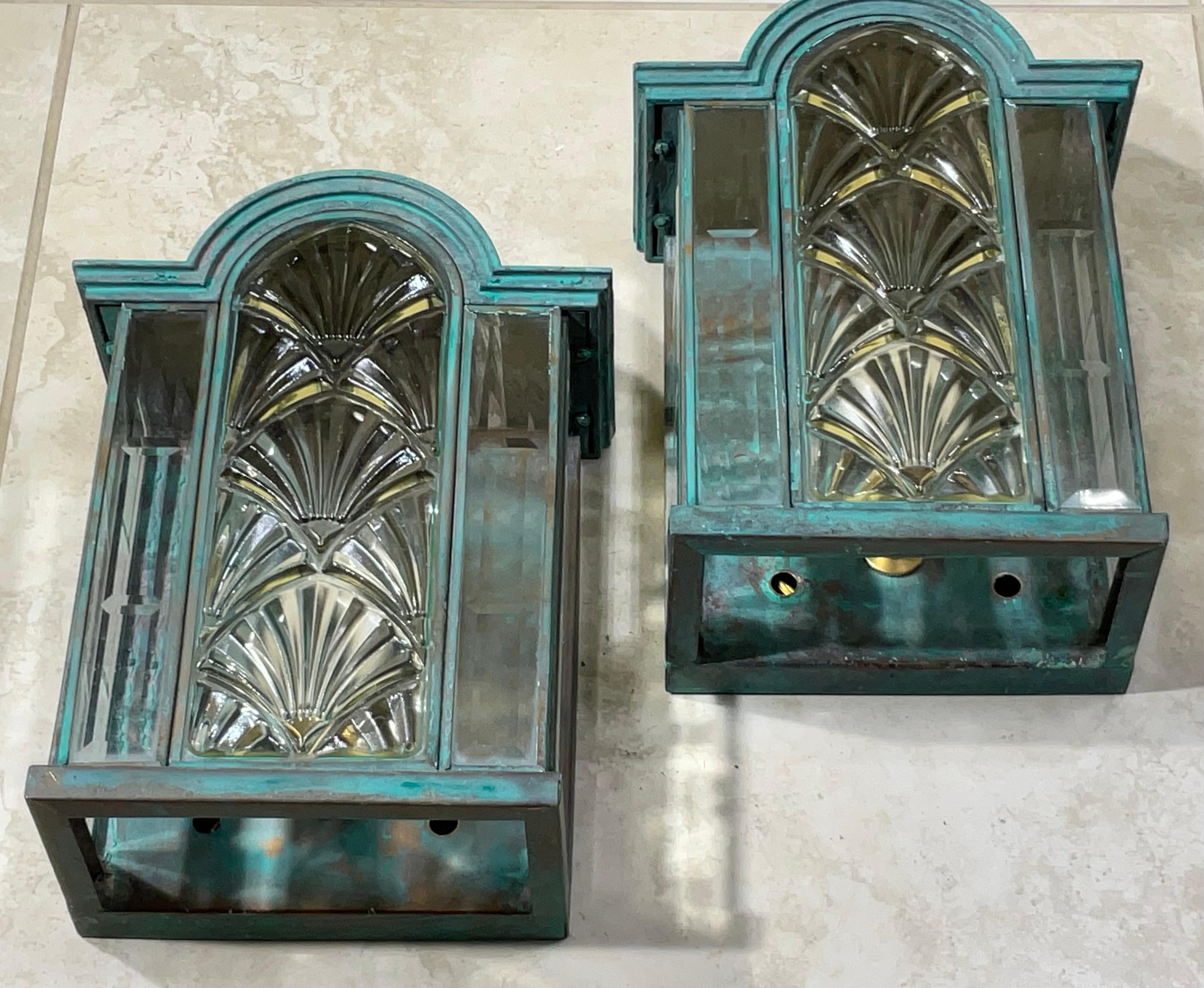 Impresionante Pareja de Apliques / Faroles Art Decó Vintage de Latón Verdigris en venta 13