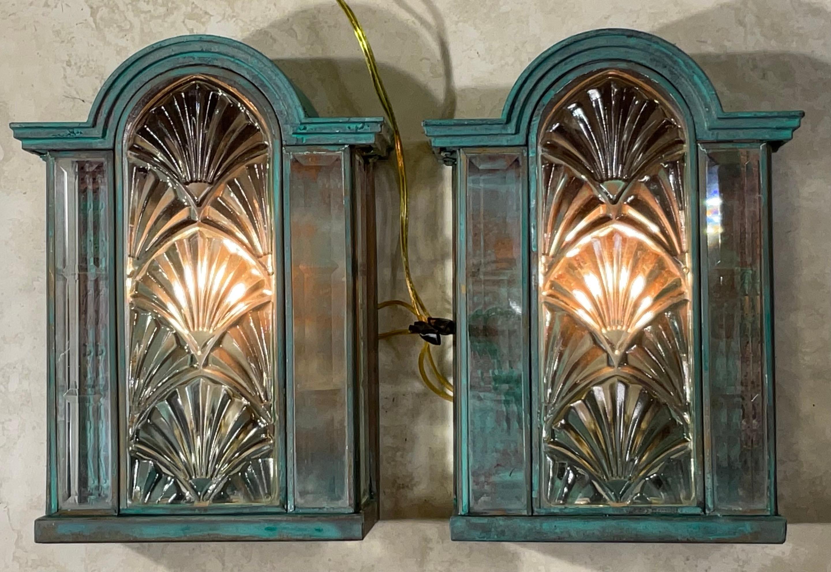 Impresionante Pareja de Apliques / Faroles Art Decó Vintage de Latón Verdigris Estadounidense en venta