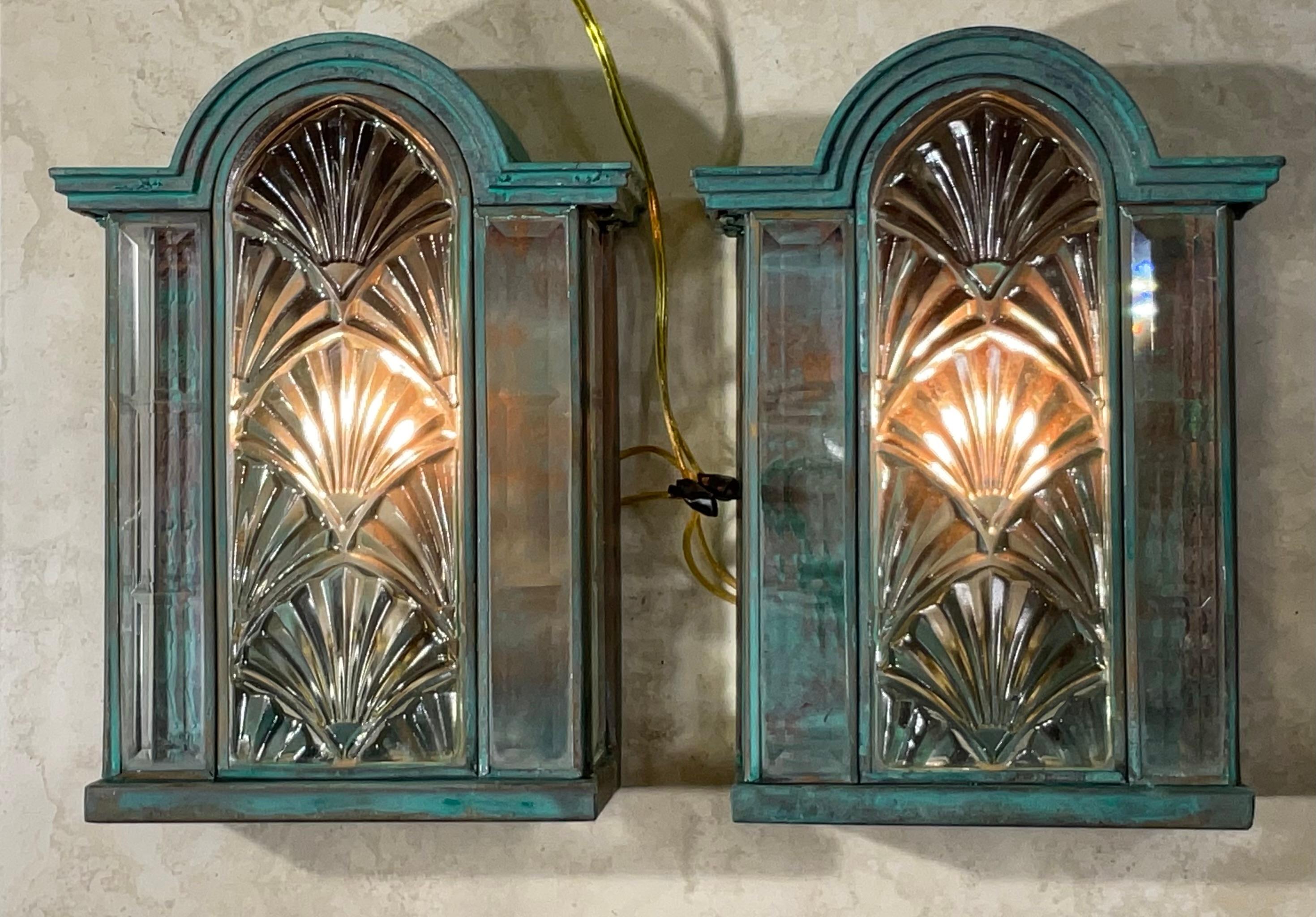 Impresionante Pareja de Apliques / Faroles Art Decó Vintage de Latón Verdigris Hecho a mano en venta