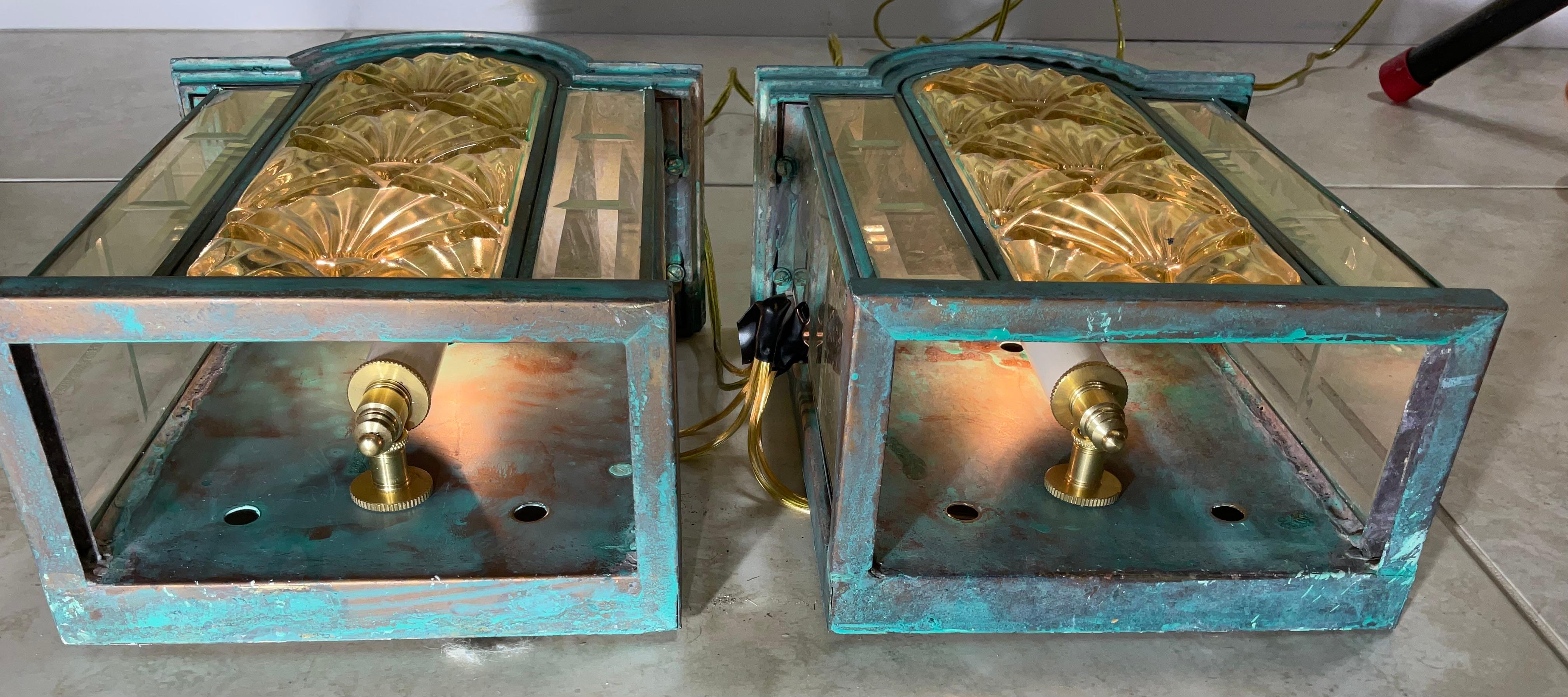 Impresionante Pareja de Apliques / Faroles Art Decó Vintage de Latón Verdigris en Bueno estado para la venta en Delray Beach, FL