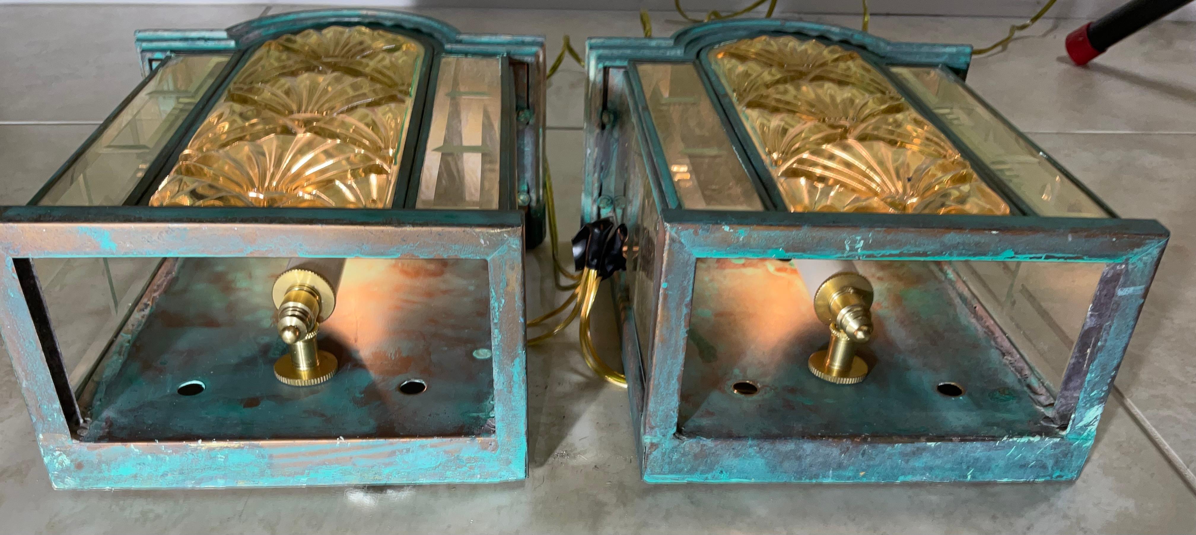 Impresionante Pareja de Apliques / Faroles Art Decó Vintage de Latón Verdigris siglo XX en venta