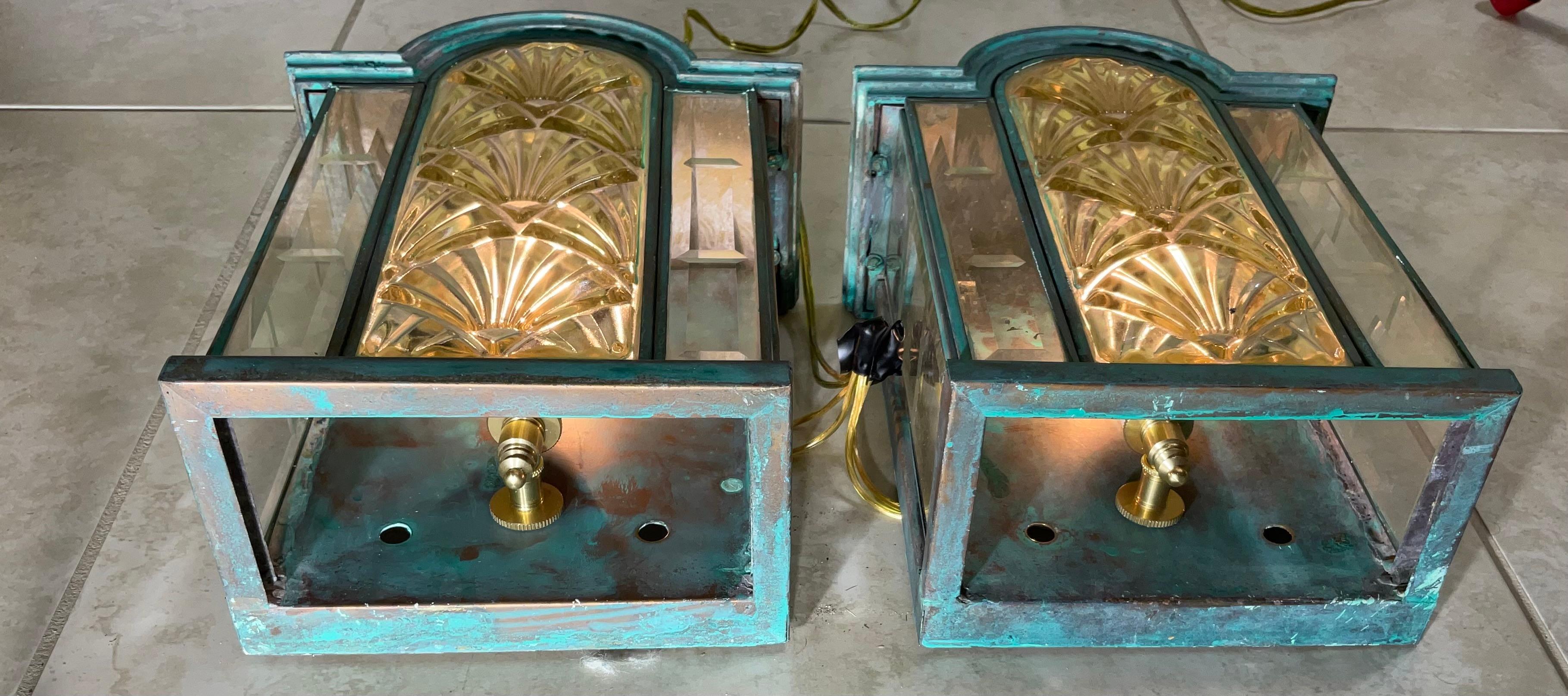 Impresionante Pareja de Apliques / Faroles Art Decó Vintage de Latón Verdigris Metal en venta