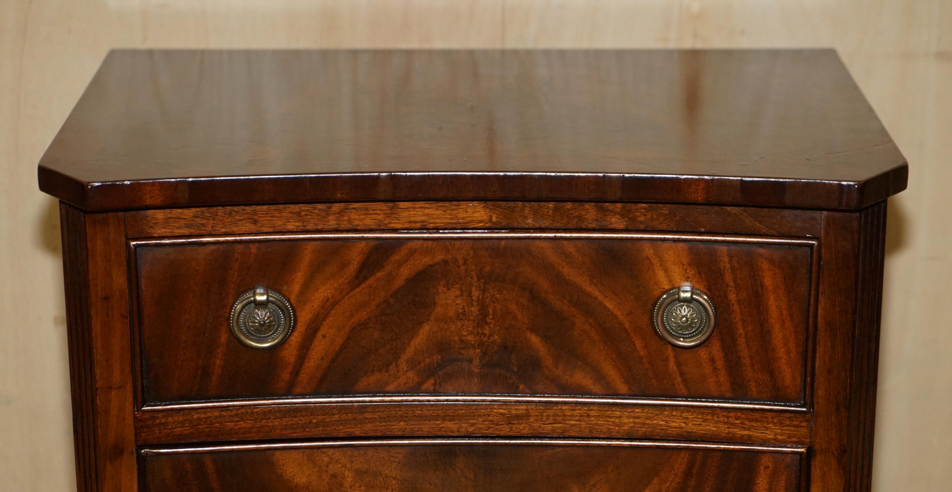 Atemberaubende Paar Vintage Bow Fronted geflammt Hartholz Seite End Tabelle Cupbards (Englisch) im Angebot