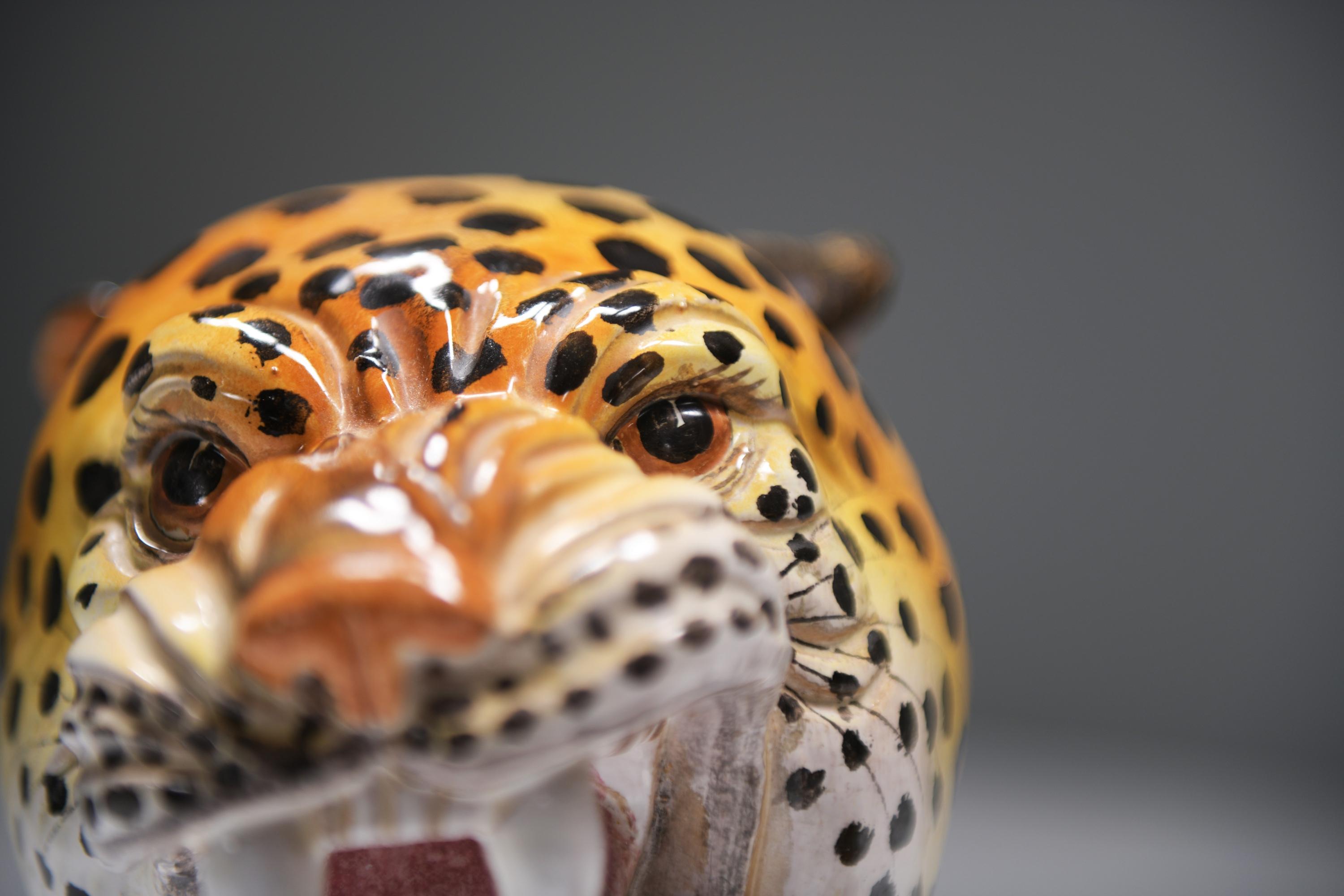 Stunning pair of vintage ceramic leopards sculptures made in Italy 1960s For Sale 3