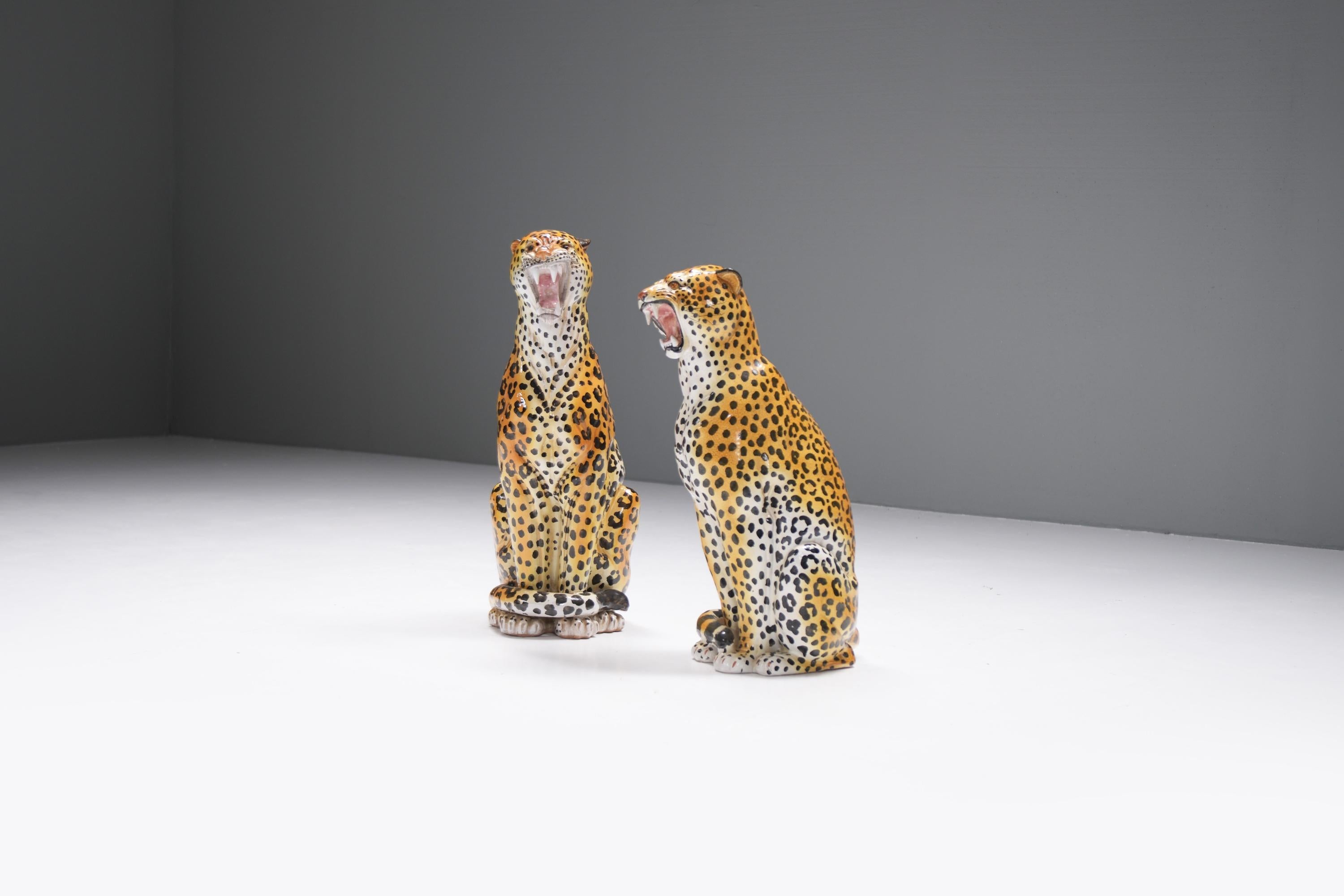 Mid-Century Modern Superbe paire de sculptures de léopards vintage en céramique fabriquées en Italie dans les années 1960 en vente