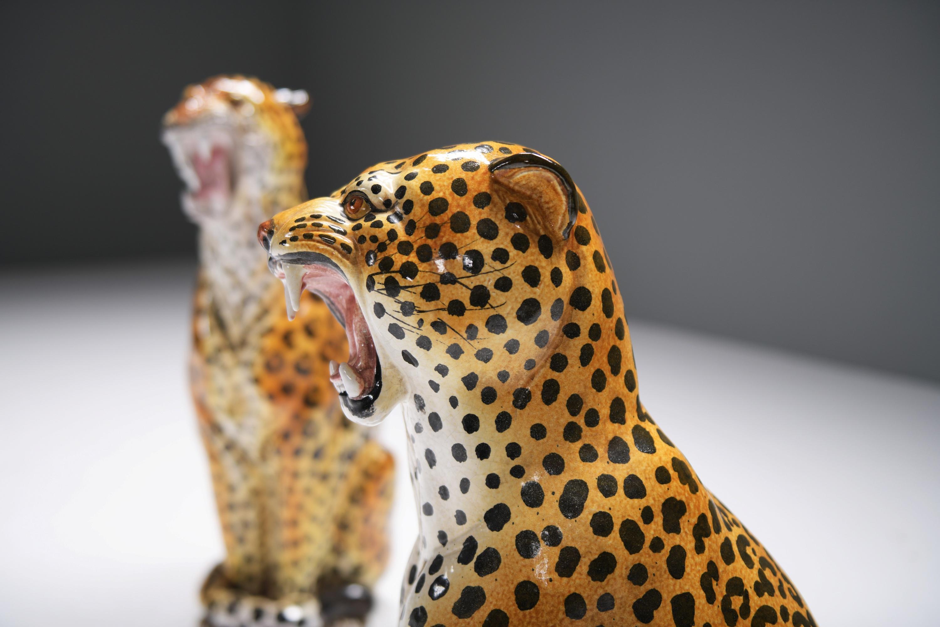 Superbe paire de sculptures de léopards vintage en céramique fabriquées en Italie dans les années 1960 Bon état - En vente à Buggenhout, Oost-Vlaanderen