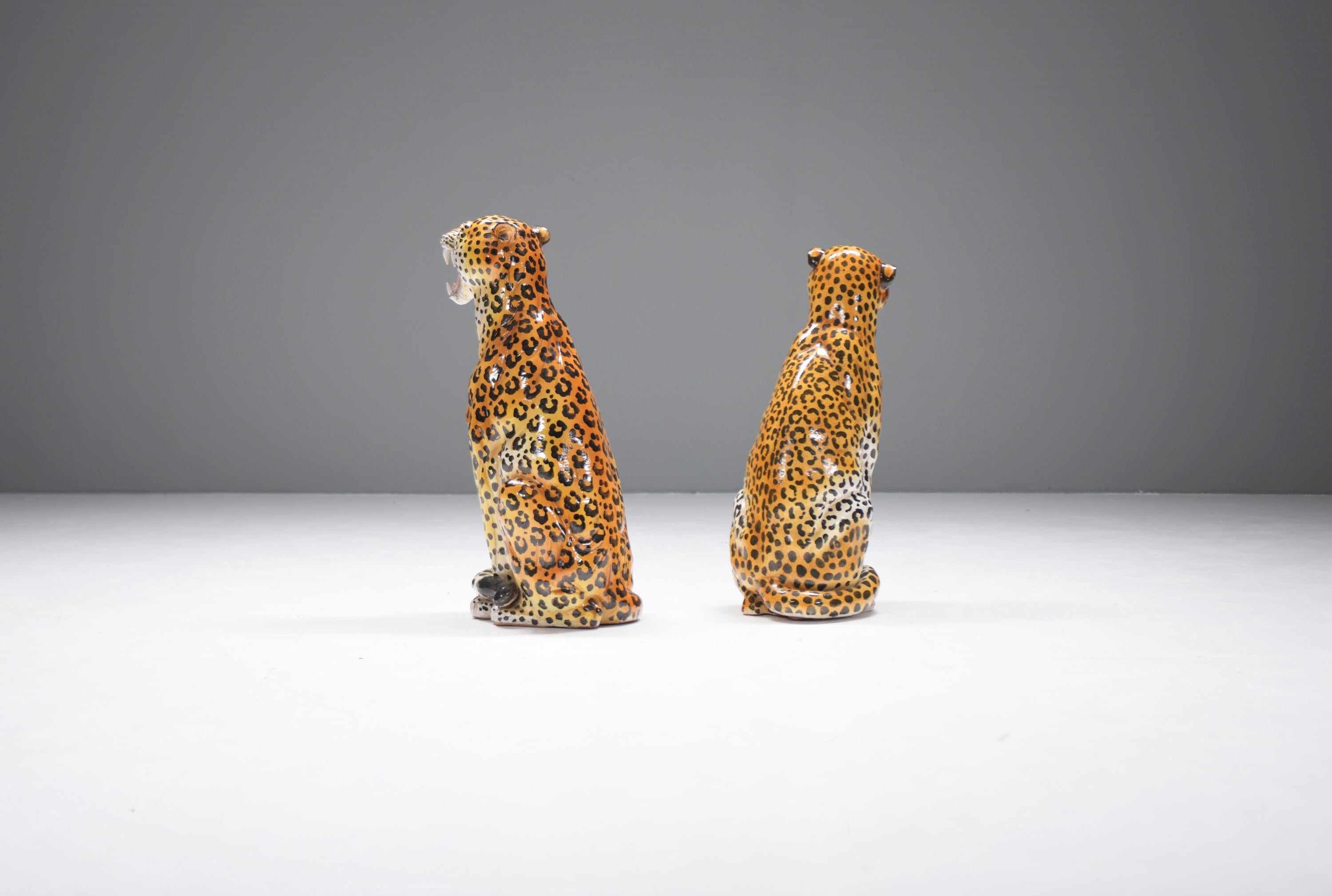 20ième siècle Superbe paire de sculptures de léopards vintage en céramique fabriquées en Italie dans les années 1960 en vente