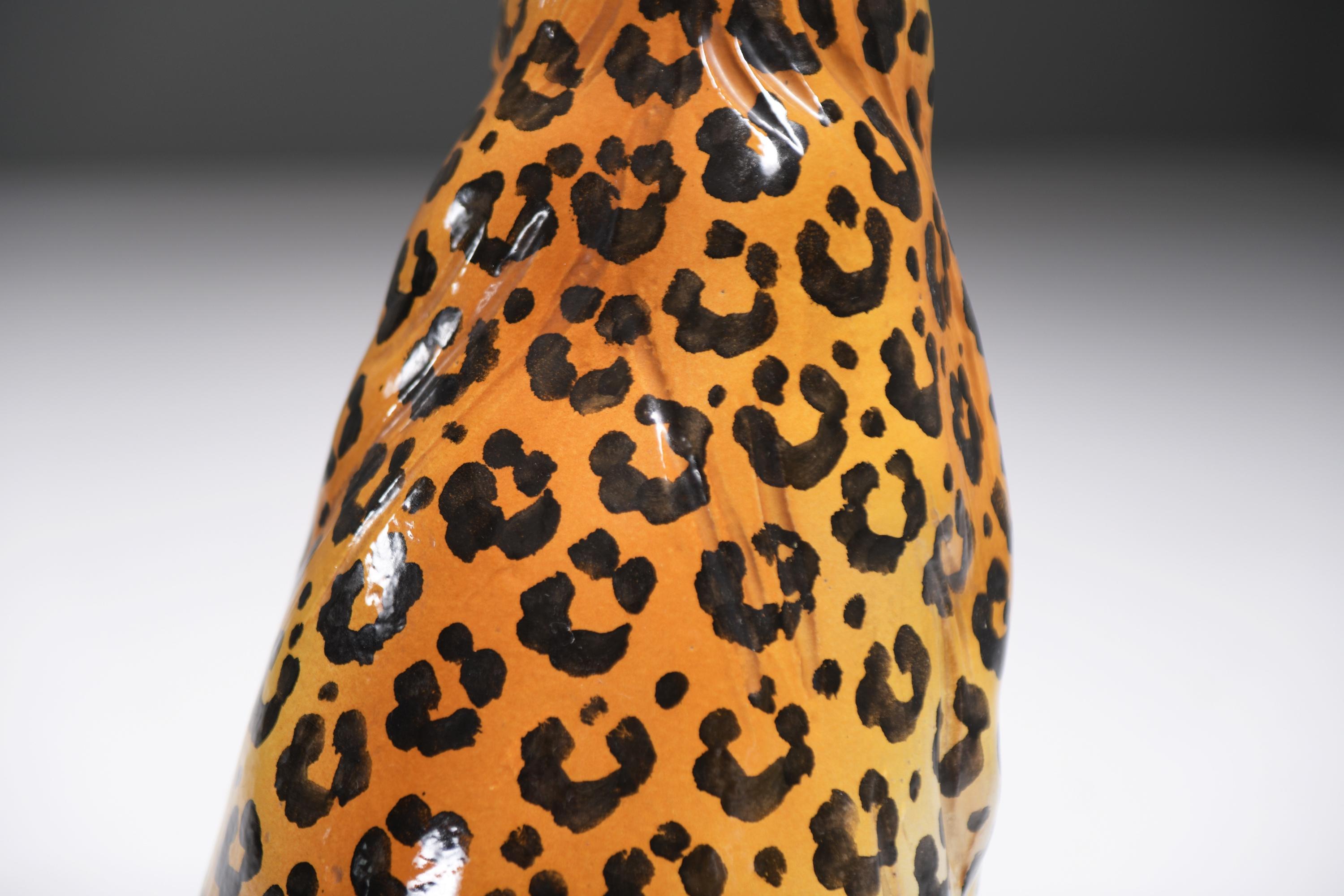 Céramique Superbe paire de sculptures de léopards vintage en céramique fabriquées en Italie dans les années 1960 en vente