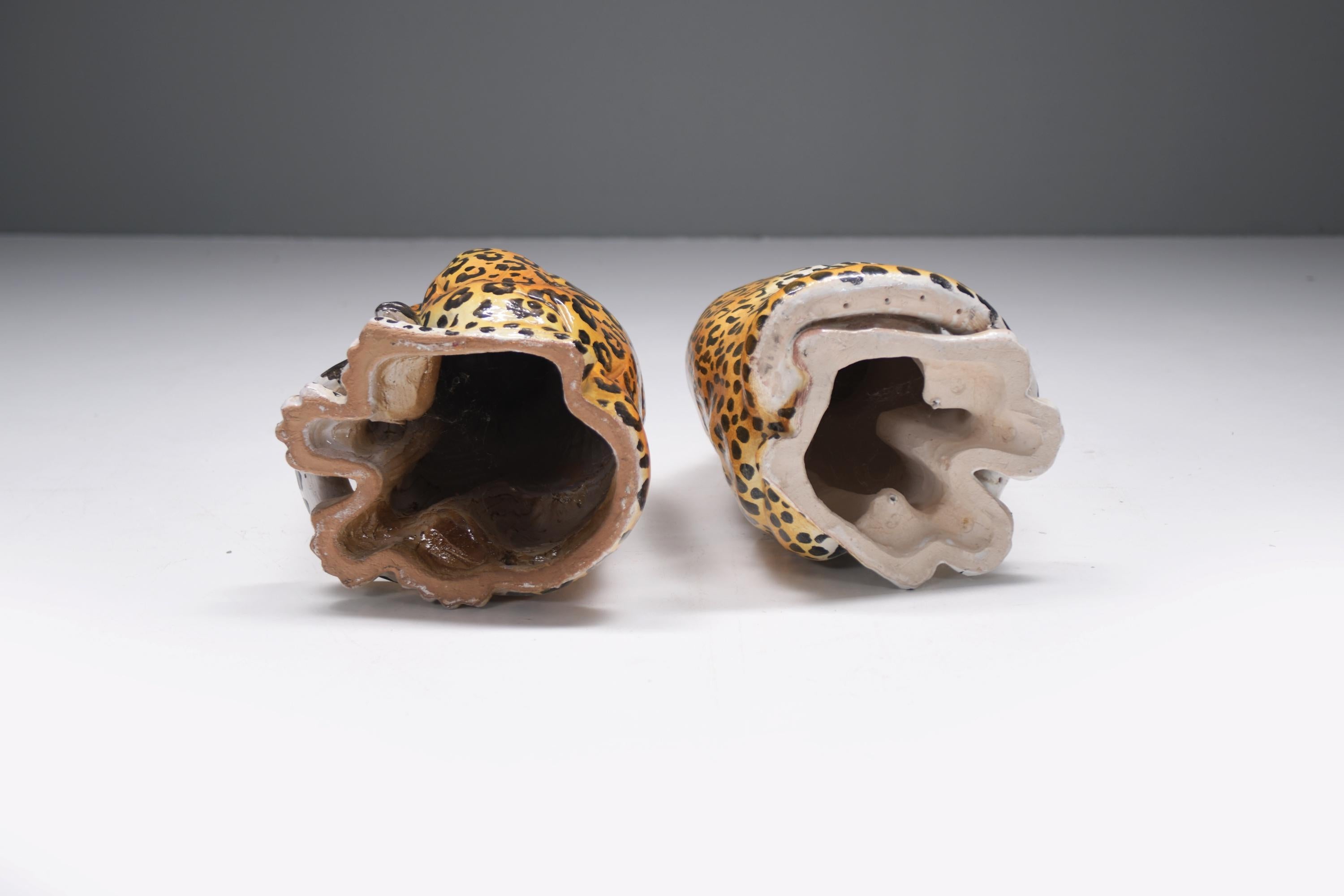 Superbe paire de sculptures de léopards vintage en céramique fabriquées en Italie dans les années 1960 en vente 1