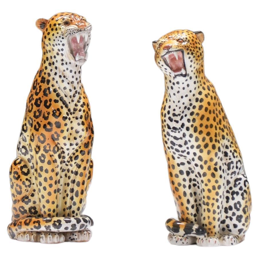 Superbe paire de sculptures de léopards vintage en céramique fabriquées en Italie dans les années 1960 en vente