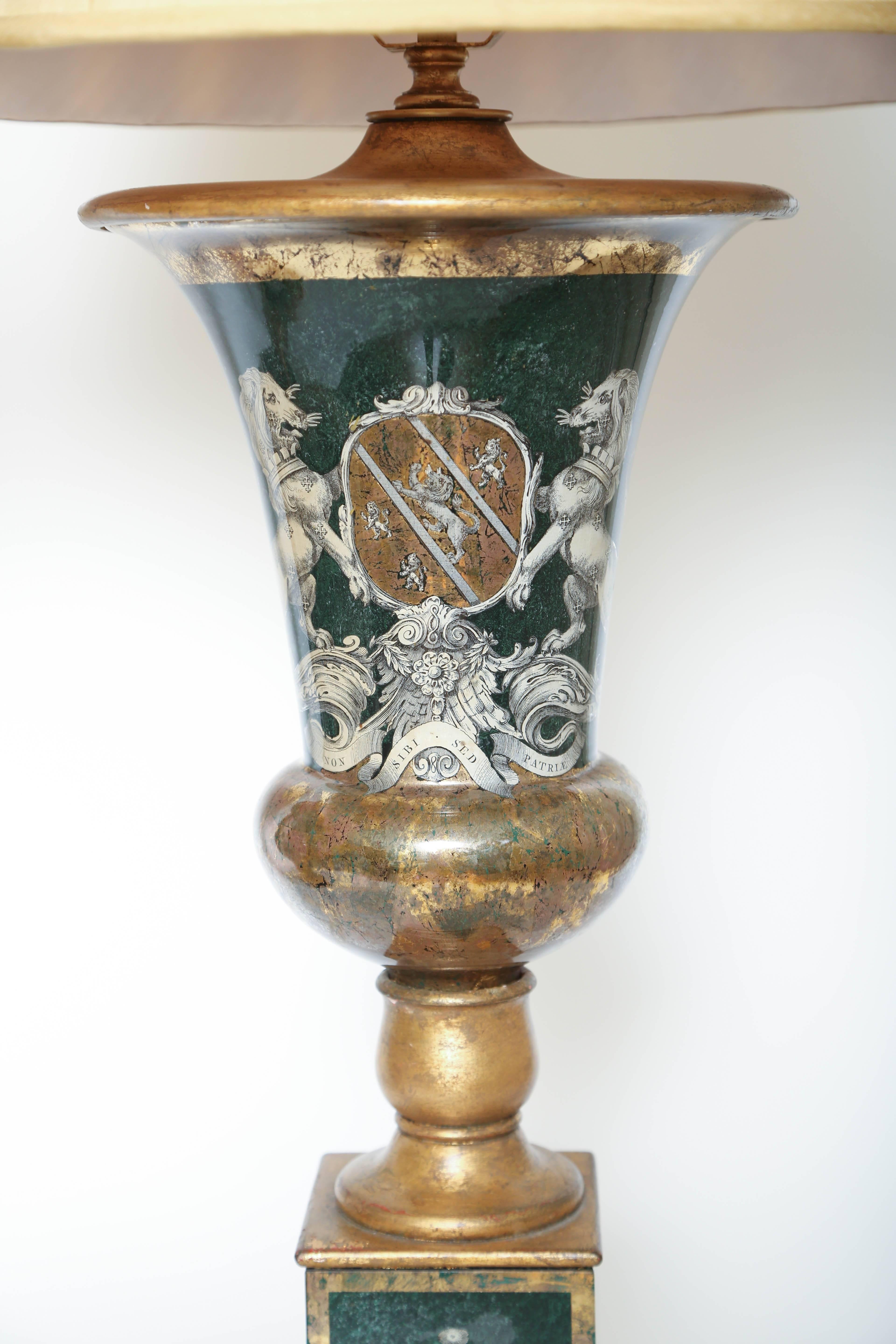 Atemberaubendes Paar Vintage Decalcomania Wappenlampen (Vergoldet) im Angebot