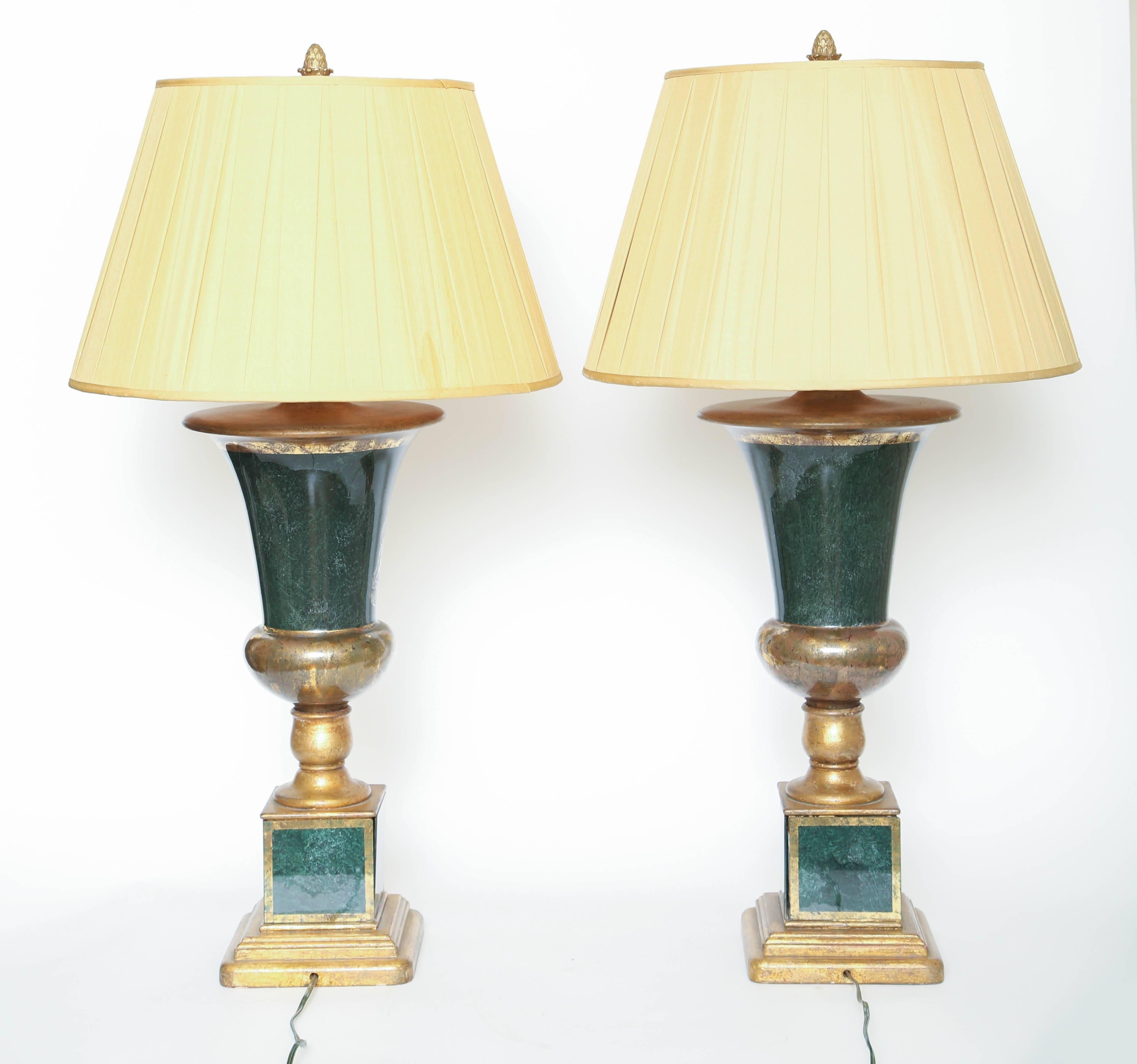 Atemberaubendes Paar Vintage Decalcomania Wappenlampen (20. Jahrhundert) im Angebot