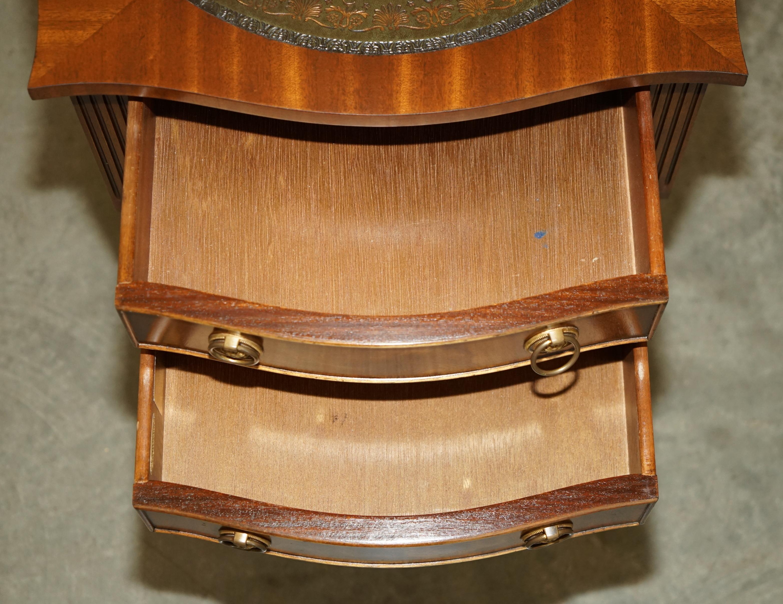 impresionante pareja de mesas antiguas de madera noble flameada de cuero verde de bevan funnell side en venta 4