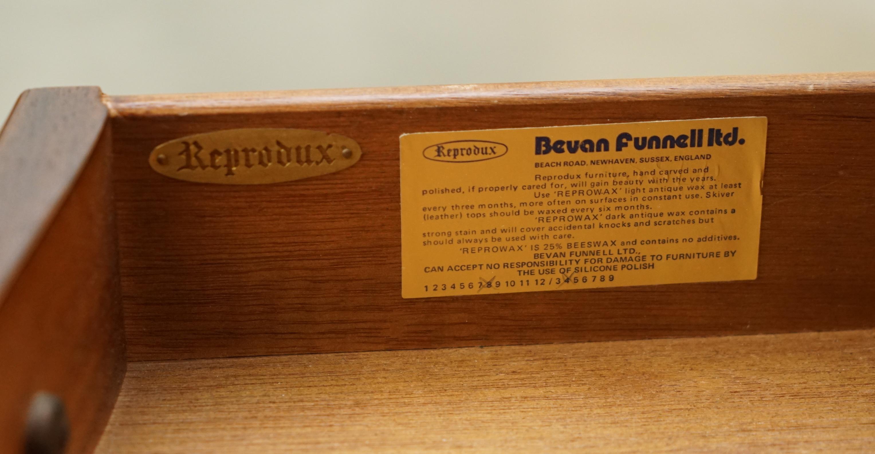 impresionante pareja de mesas antiguas de madera noble flameada de cuero verde de bevan funnell side en venta 5