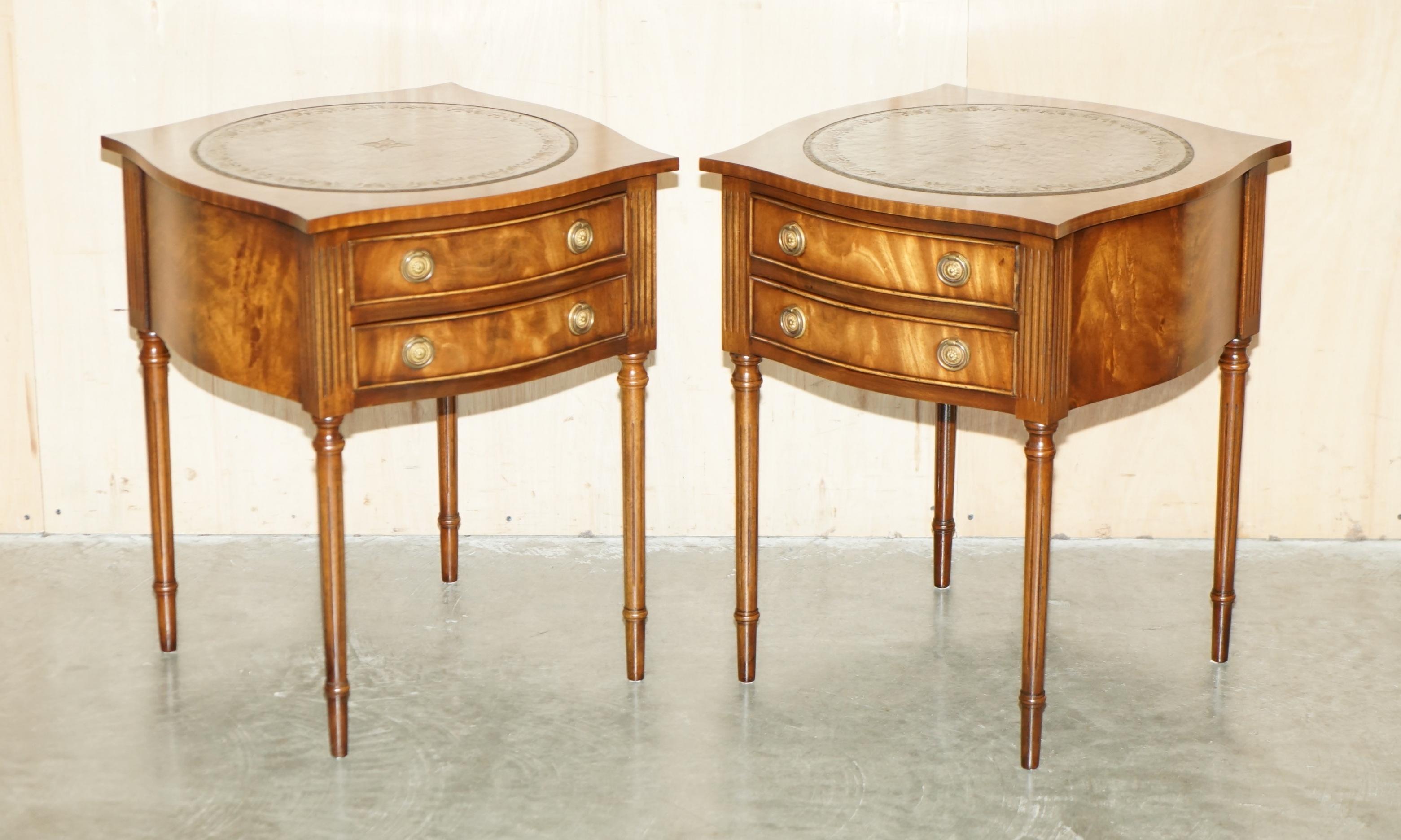 Antigüedades de la Casa Real

Royal House Antiques se complace en poner a la venta este precioso par de mesas auxiliares de caoba flameada Bevan & Funnell de época, fabricadas a mano en Inglaterra, con dos cajones y tapas de cuero verde herencia