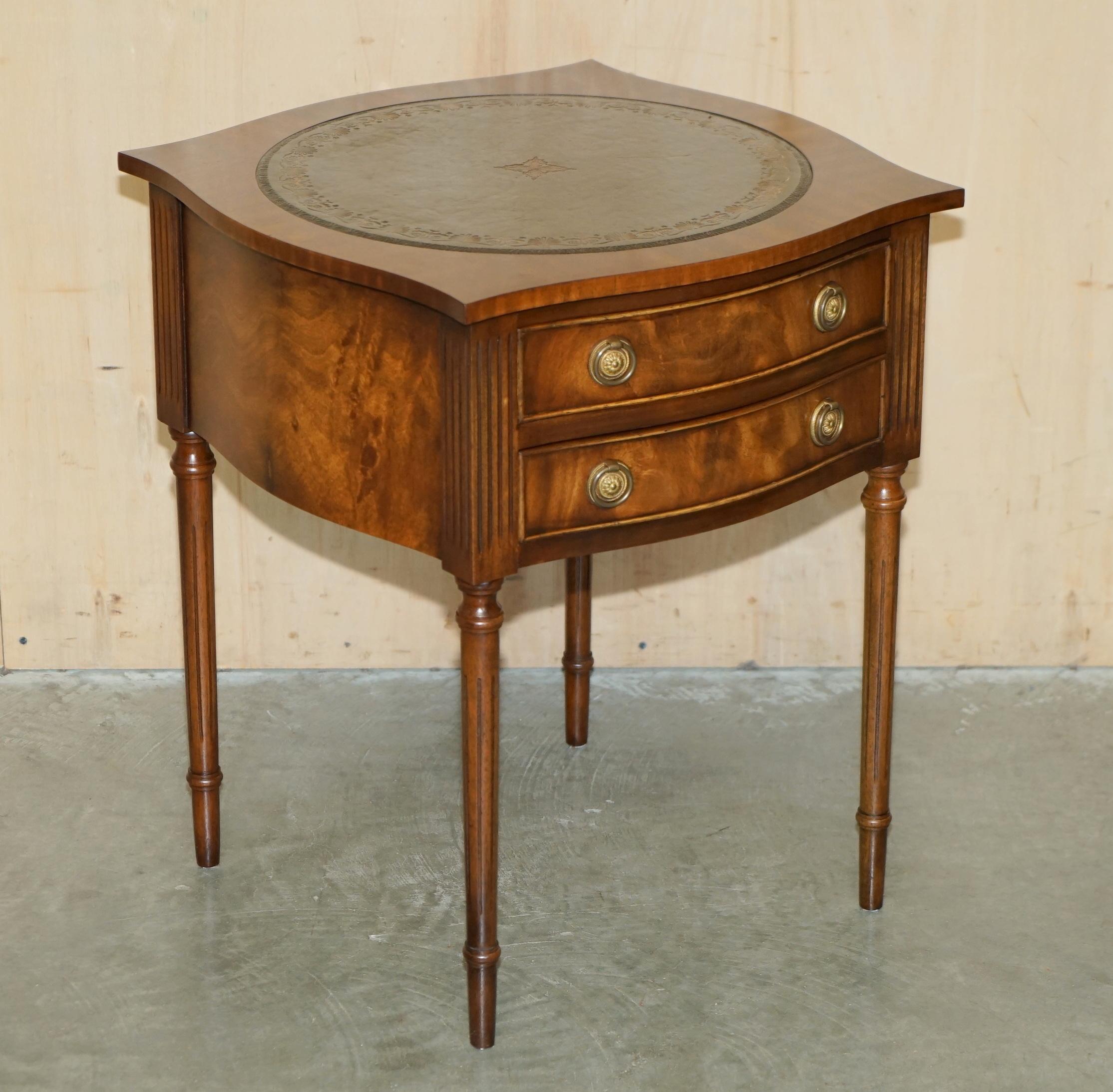 impresionante pareja de mesas antiguas de madera noble flameada de cuero verde de bevan funnell side Art Decó en venta