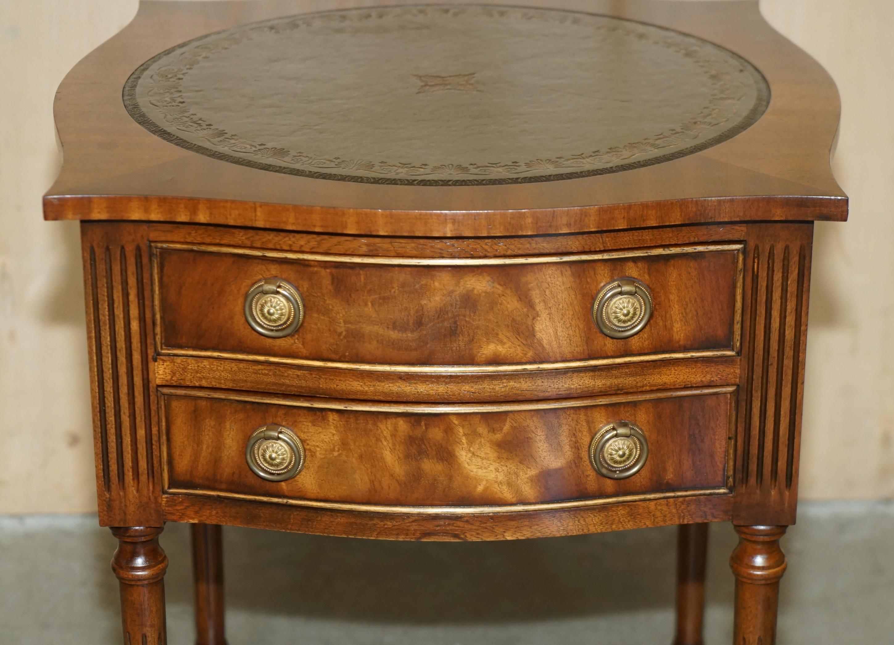 impresionante pareja de mesas antiguas de madera noble flameada de cuero verde de bevan funnell side Hecho a mano en venta