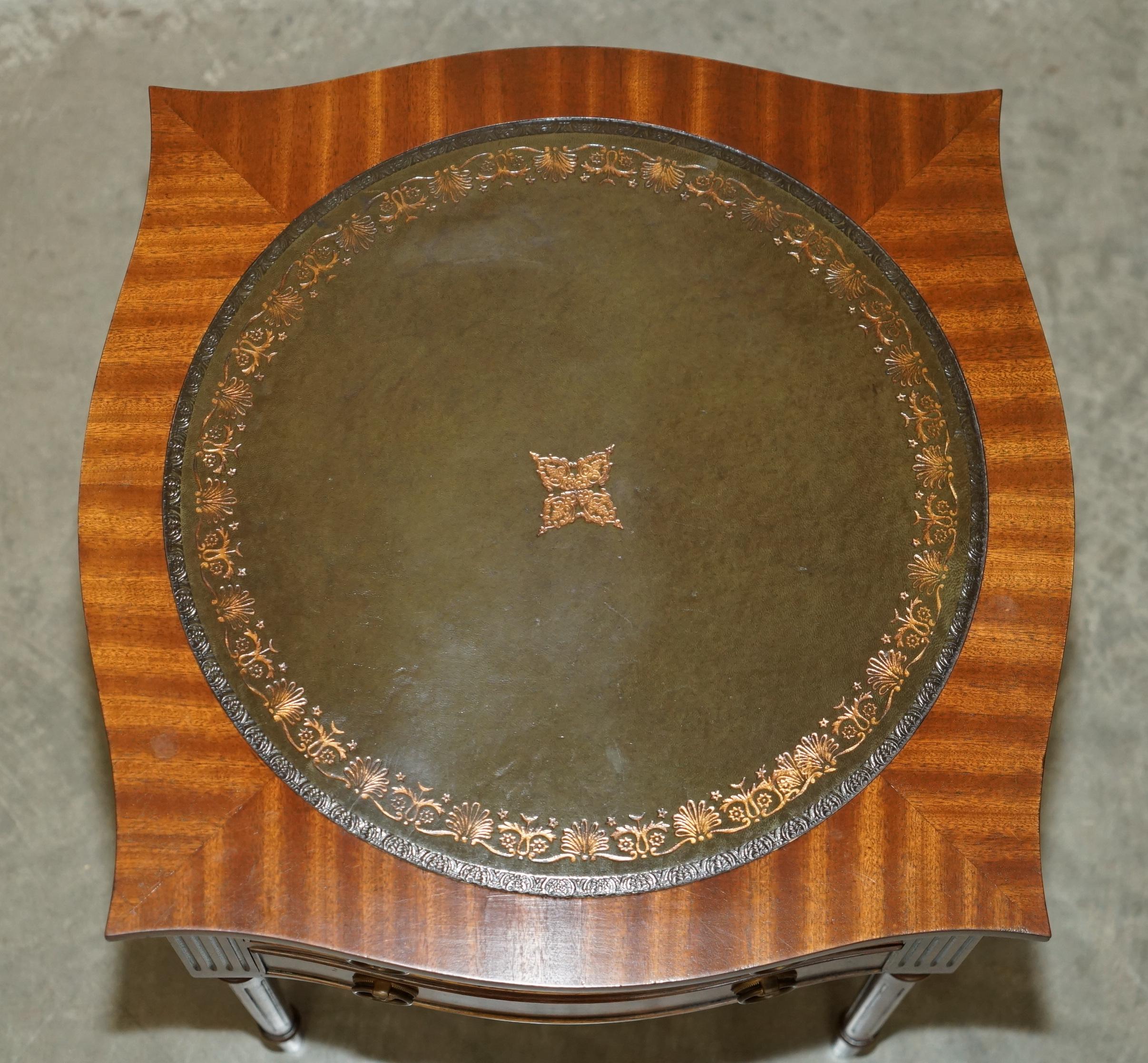 impresionante pareja de mesas antiguas de madera noble flameada de cuero verde de bevan funnell side siglo XX en venta