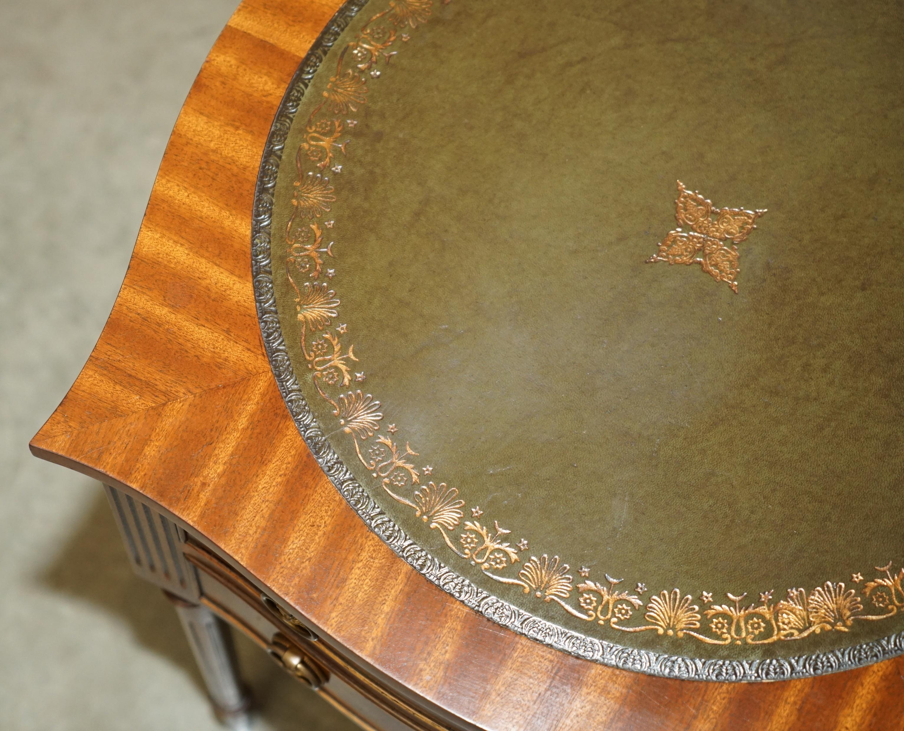 impresionante pareja de mesas antiguas de madera noble flameada de cuero verde de bevan funnell side Cuero en venta