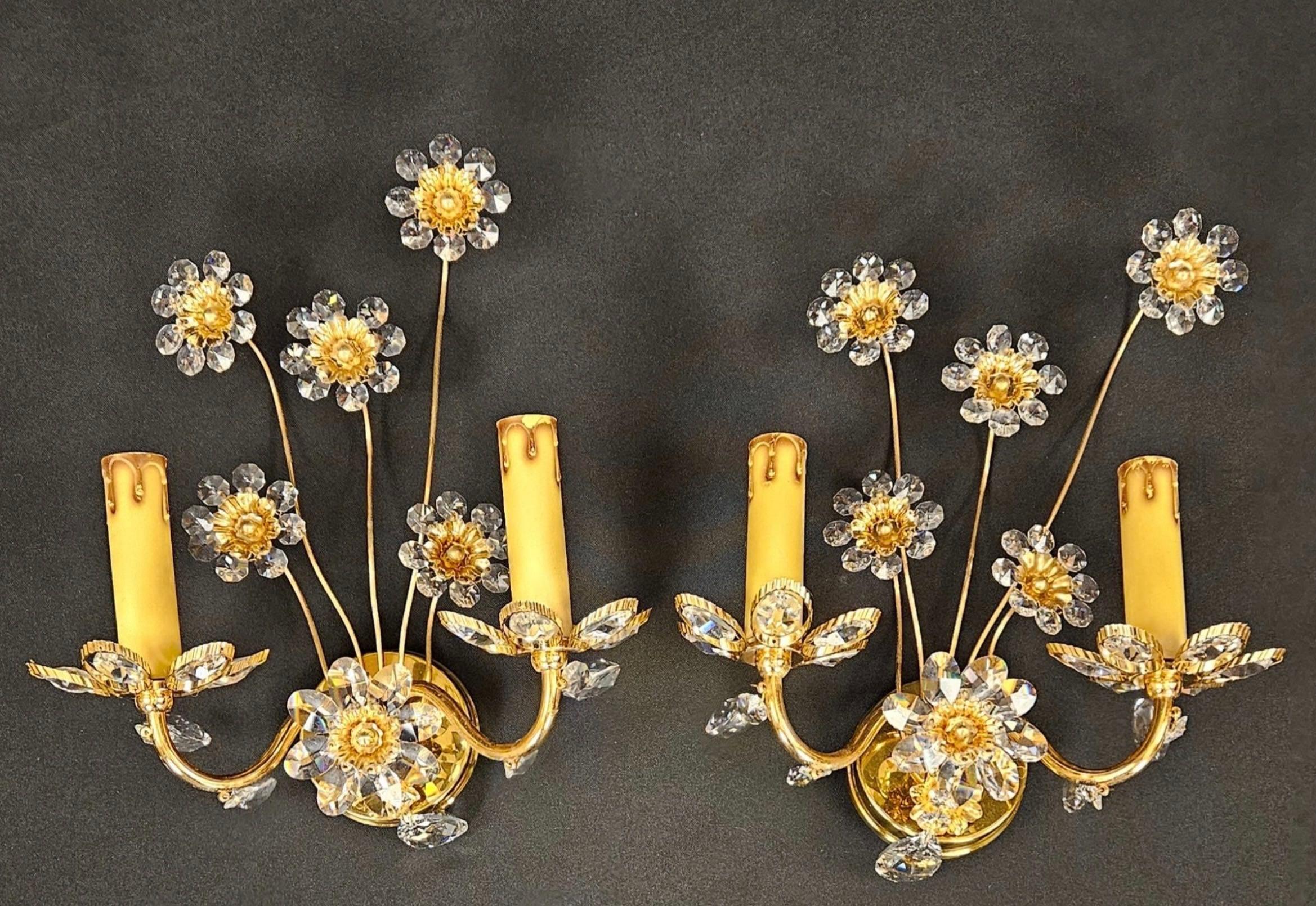 Hollywood Regency Superbe paire d'appliques vintage à 2 lumières en forme de fleur en cristal 