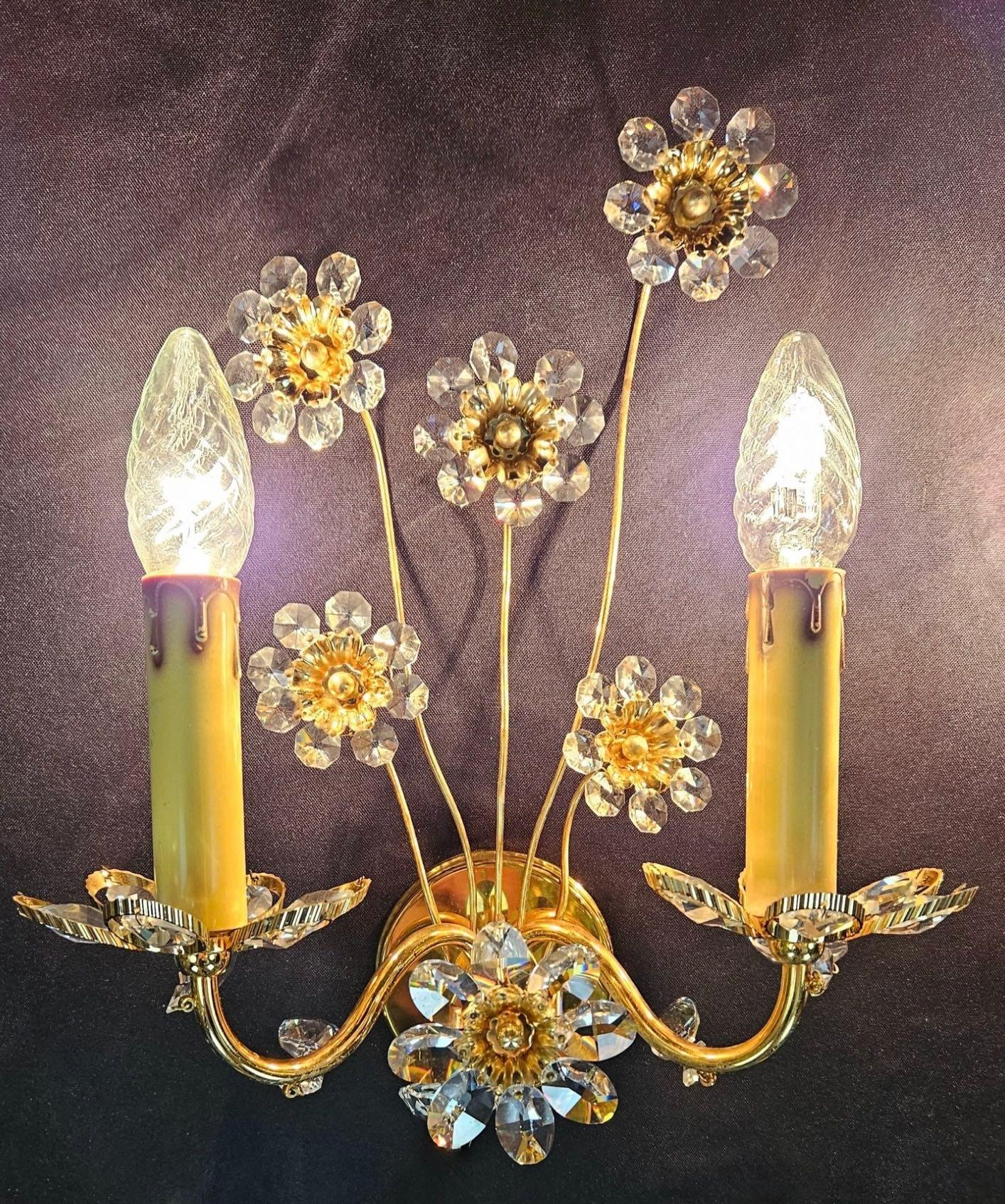 Allemand Superbe paire d'appliques vintage à 2 lumières en forme de fleur en cristal 