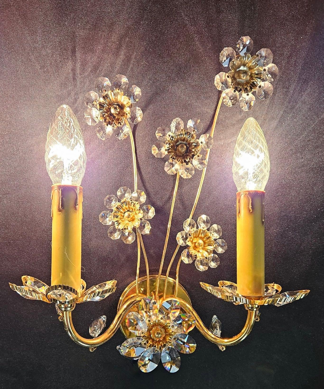 Superbe paire d'appliques vintage à 2 lumières en forme de fleur en cristal 