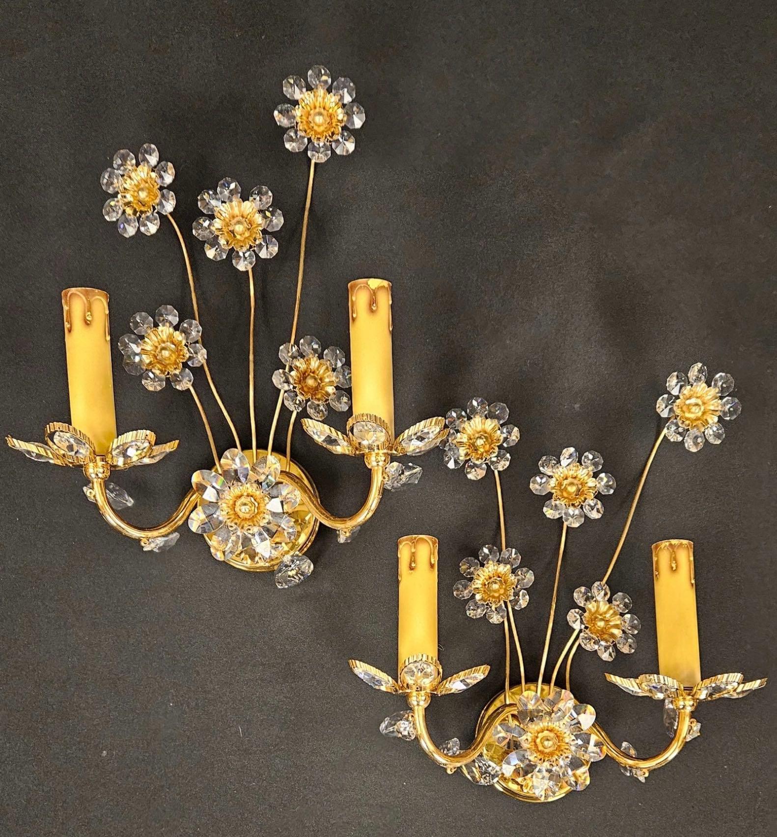 Fin du 20e siècle Superbe paire d'appliques vintage à 2 lumières en forme de fleur en cristal 