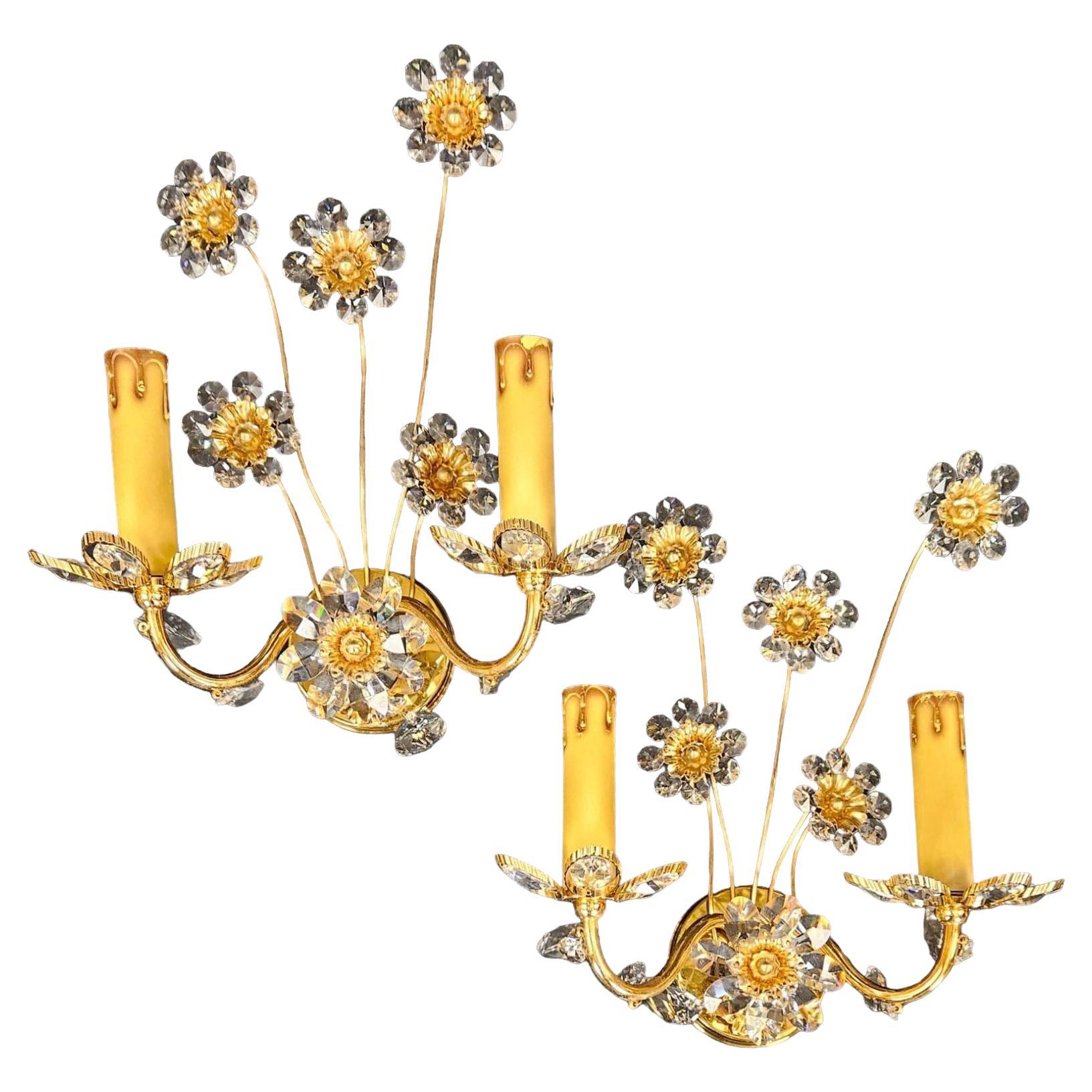 Superbe paire d'appliques vintage à 2 lumières en forme de fleur en cristal "Palwa" plaqué or en vente