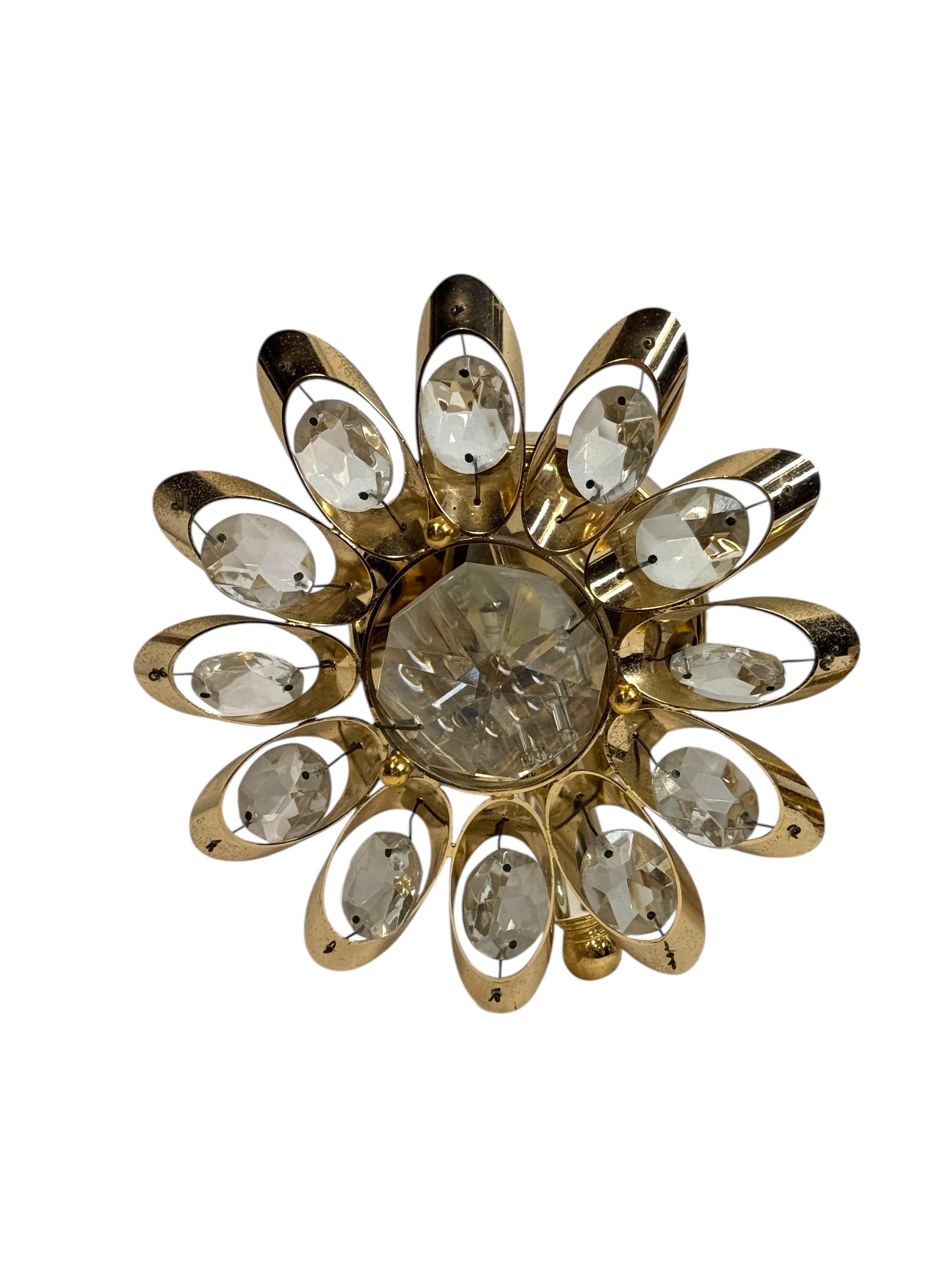 Coppia di lampade da parete a fiore in cristallo placcato oro di Palwa, Germania, anni '70

Elegante coppia di applique vintage di Palwa (Palme & Walter), realizzate in Germania negli anni Settanta. Ogni applique presenta una lussuosa cornice in