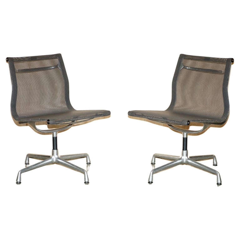 Stunning Pair of Vitra Eames Ea105 Hopsak Swivel Office Armchairs For Sale  at 1stDibs