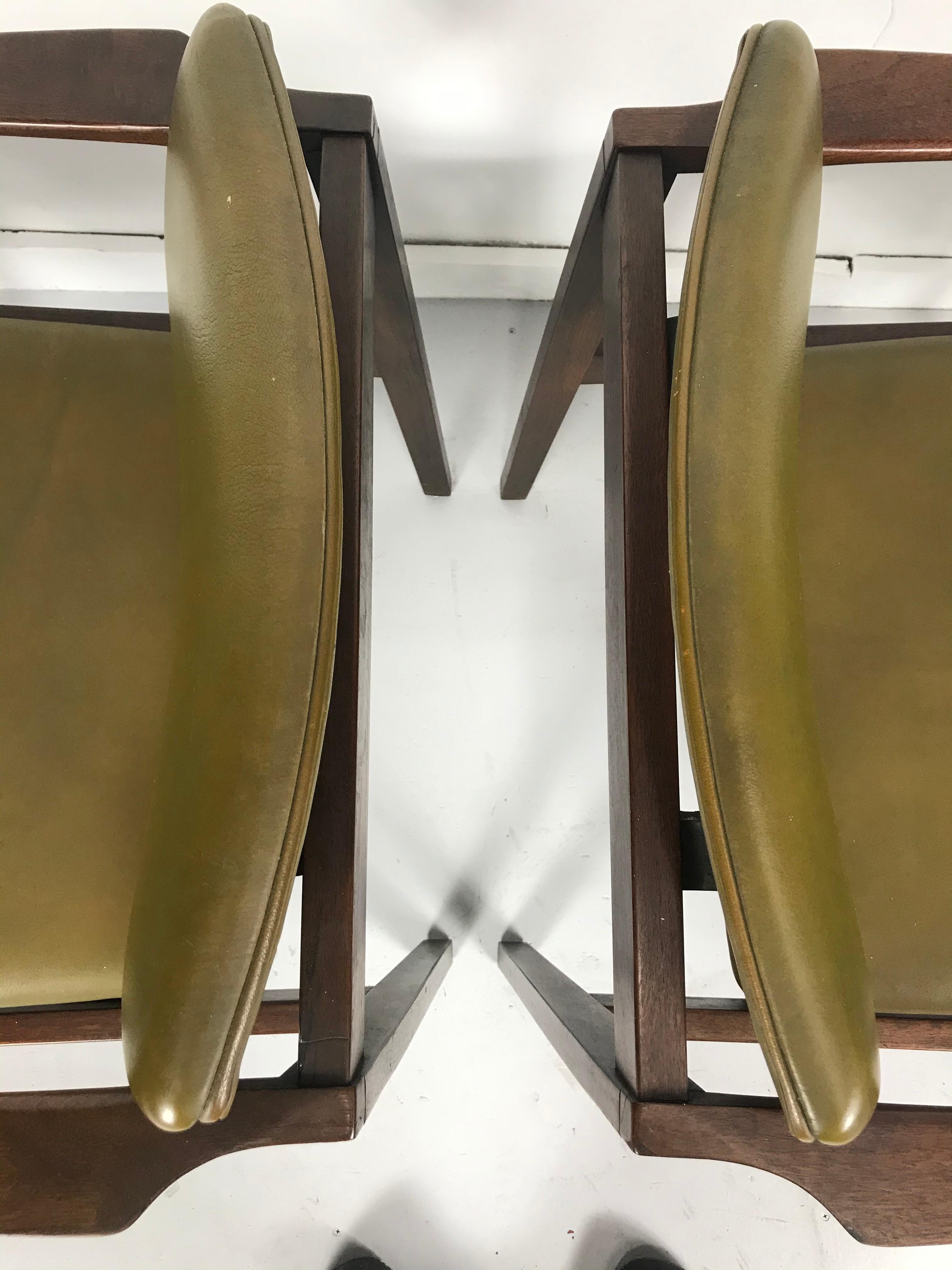 Atemberaubende Paar Stow Davis geschnitzt Nussbaum Lounge-Stühle, klassisch modernistisches Design, sehr komfortabel, behalten ursprünglichen senfgrünen Naugahyde schwimmenden Sitz und Rücken, auch behält ursprünglichen Stow Davis Metall-Label.