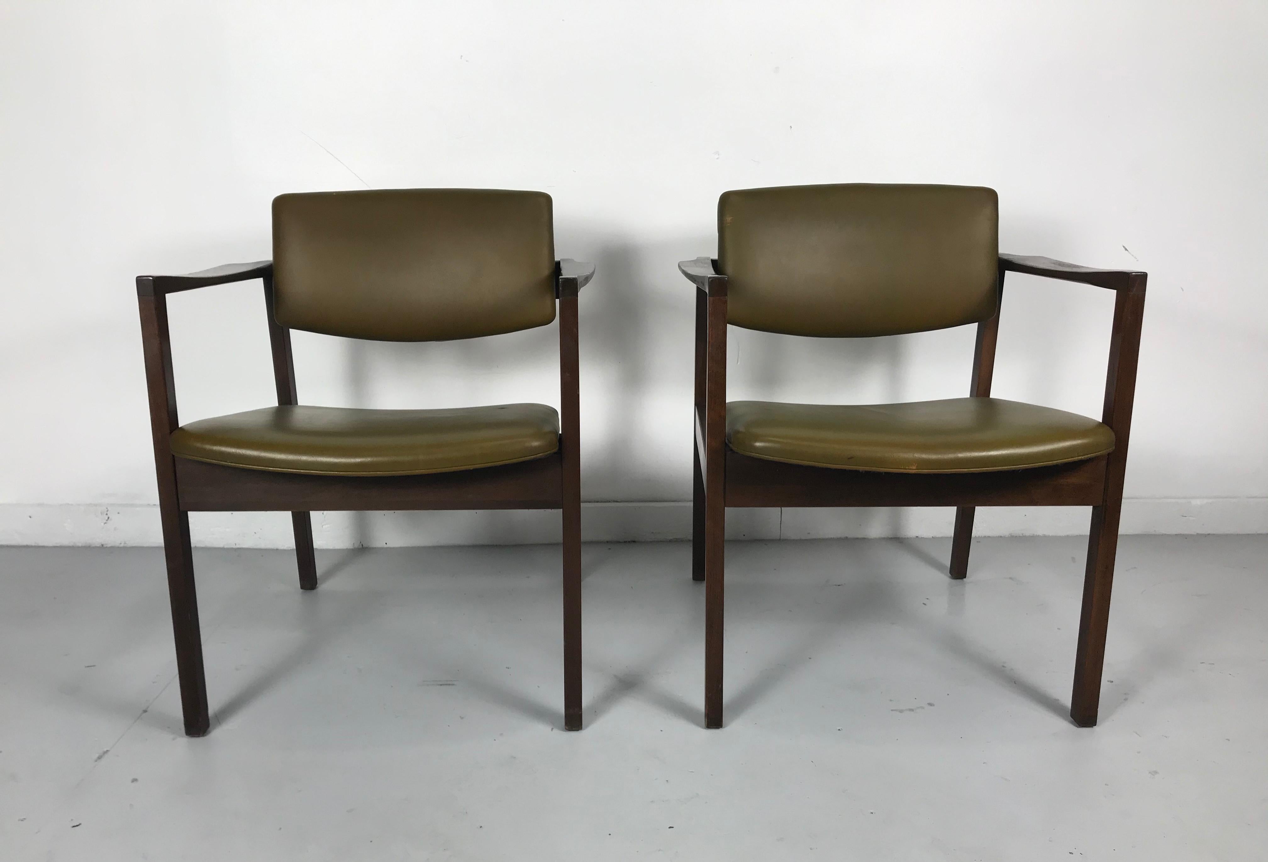 Atemberaubendes Paar Stow Davis Lounge Chairs aus Nussbaum:: klassisches modernistisches Design (Moderne der Mitte des Jahrhunderts) im Angebot