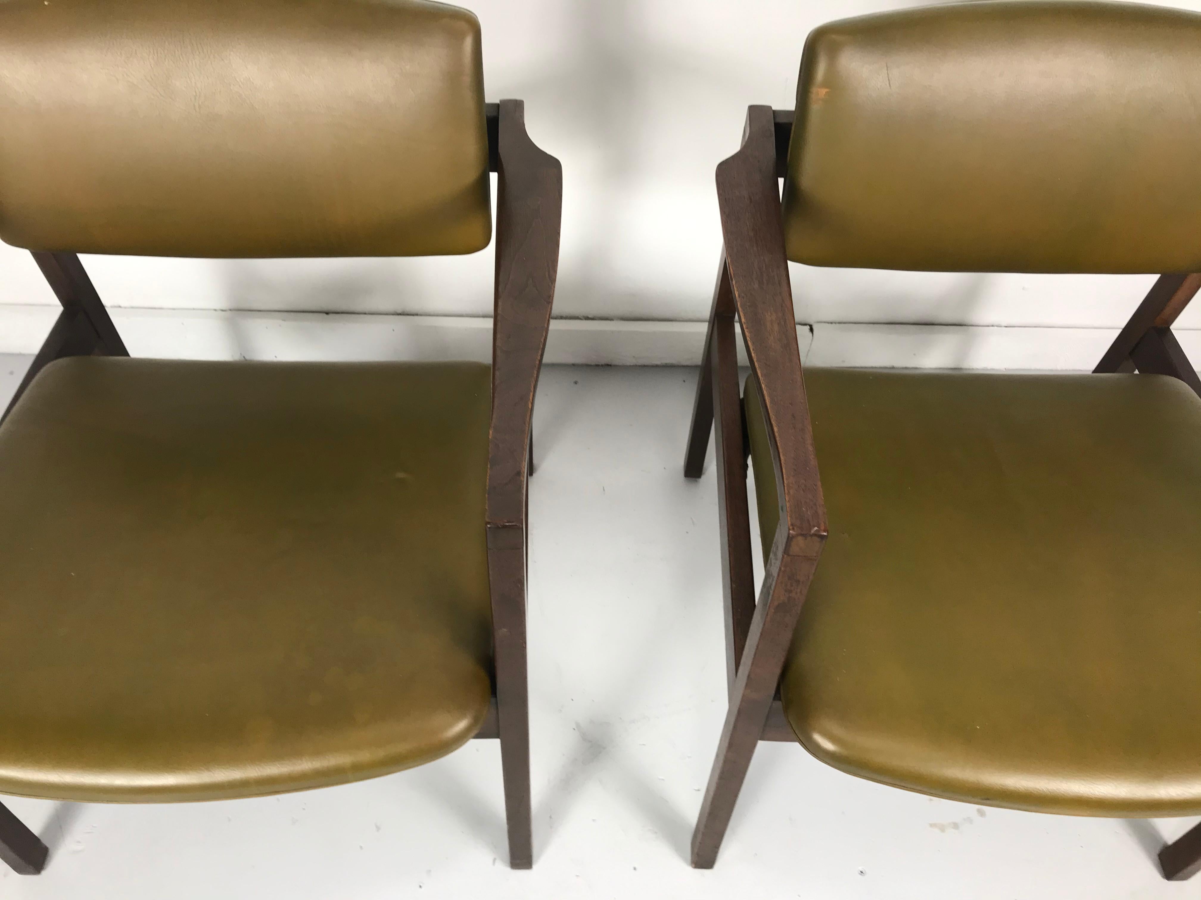 Atemberaubendes Paar Stow Davis Lounge Chairs aus Nussbaum:: klassisches modernistisches Design (amerikanisch) im Angebot
