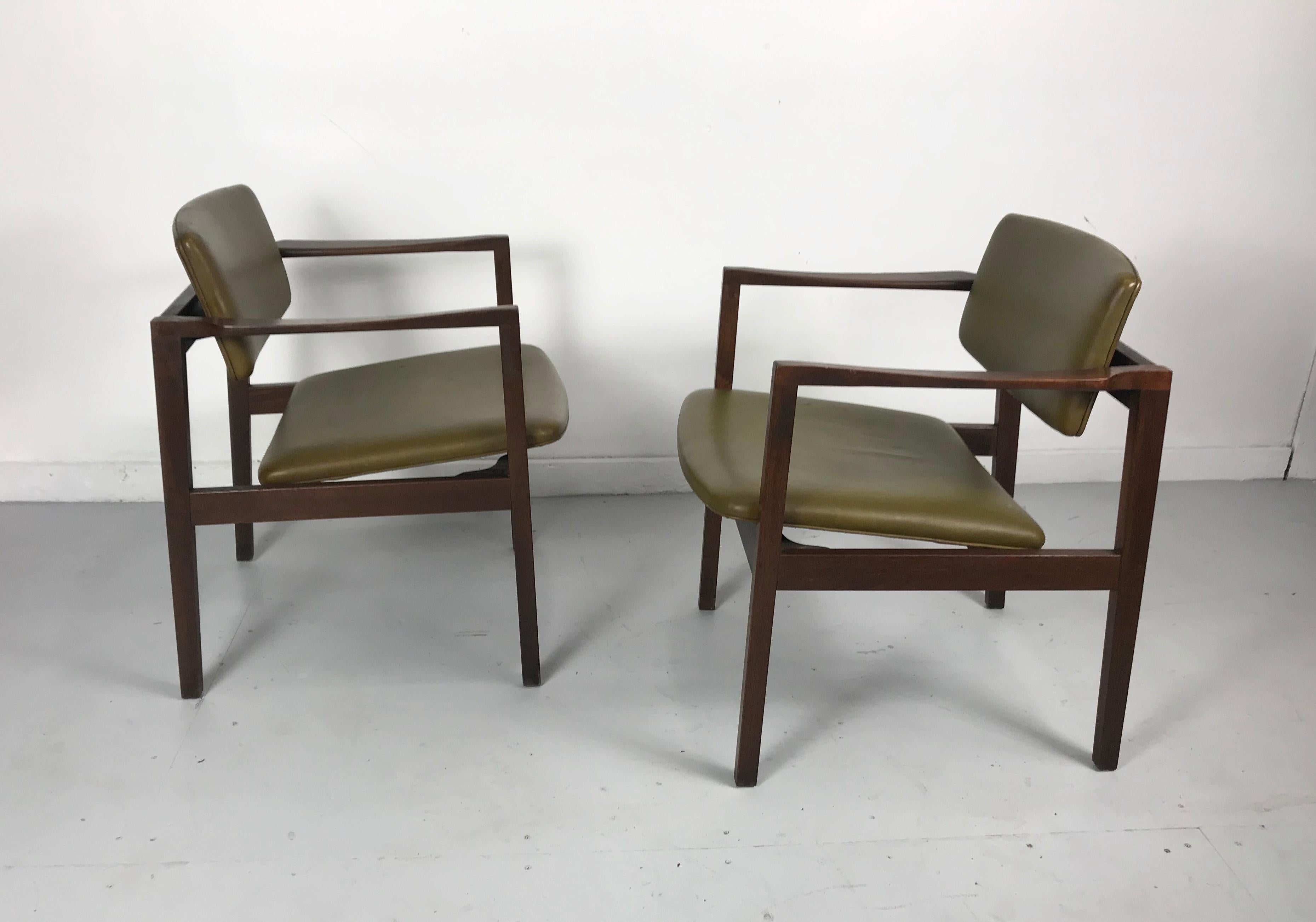 Atemberaubendes Paar Stow Davis Lounge Chairs aus Nussbaum:: klassisches modernistisches Design im Zustand „Gut“ im Angebot in Buffalo, NY