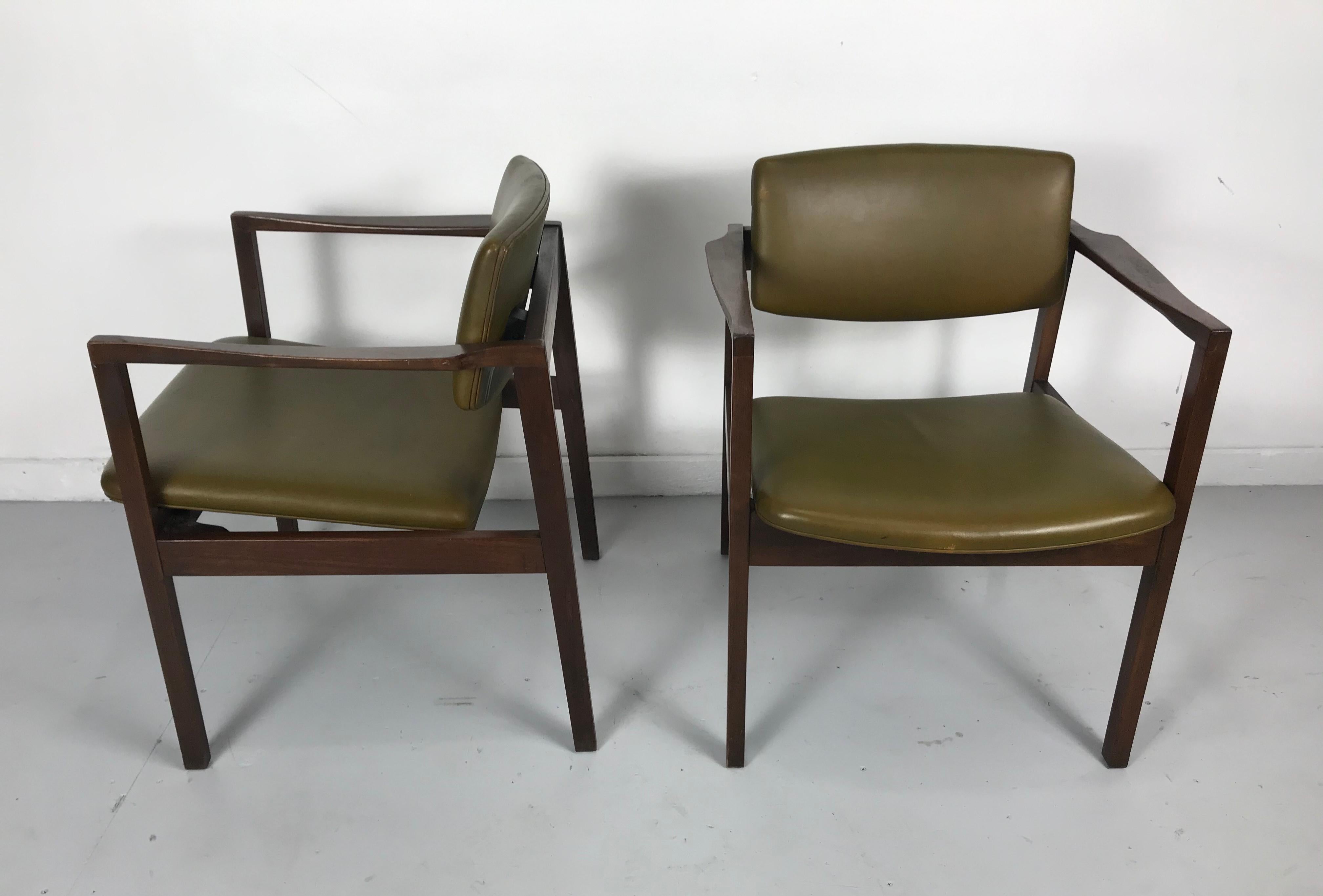 American Stunning Pair of Stow Davis Walnut Lounge Chairs, Classic Modernist Design For Sale