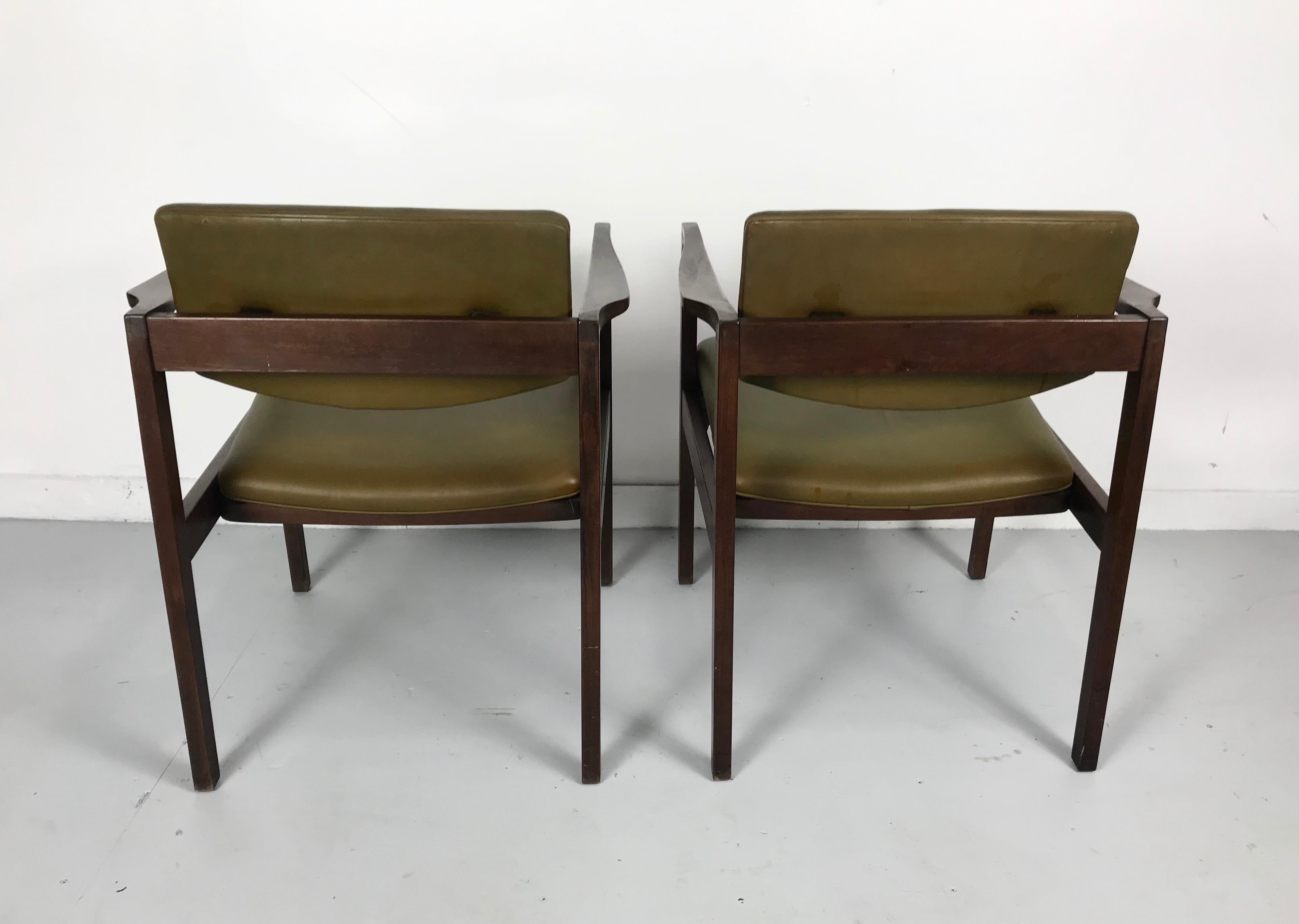 Atemberaubendes Paar Stow Davis Lounge Chairs aus Nussbaum:: klassisches modernistisches Design (Naugahyde) im Angebot