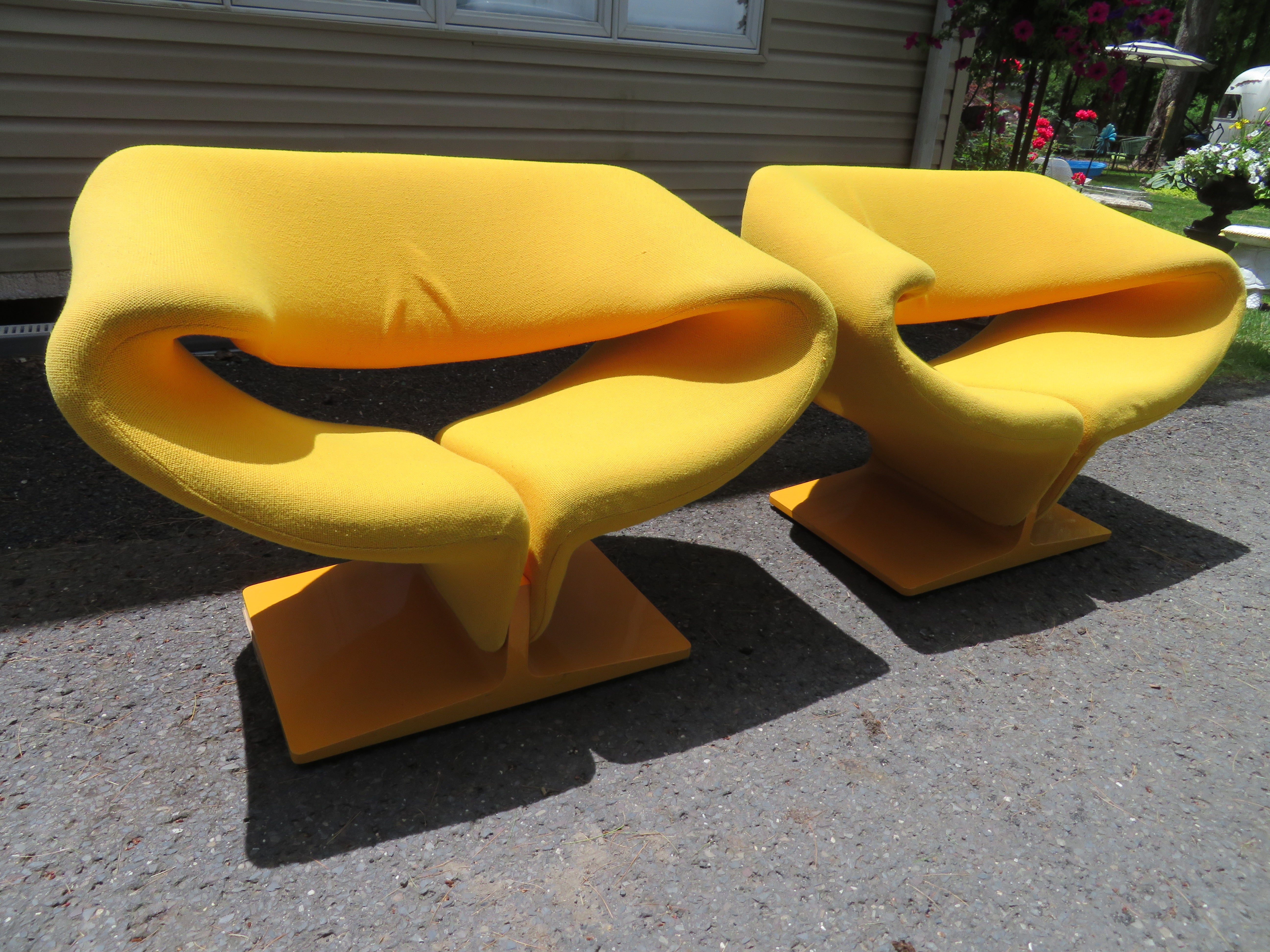 Stunning pair of vintage Pierre Paulin ribbon chairs. Manufactured by Artifort and distributed by Turner Ltd in the late 1960s. These pair retain their original yellow woven fabric in very nice condition. The yellow lacquered bases are also in