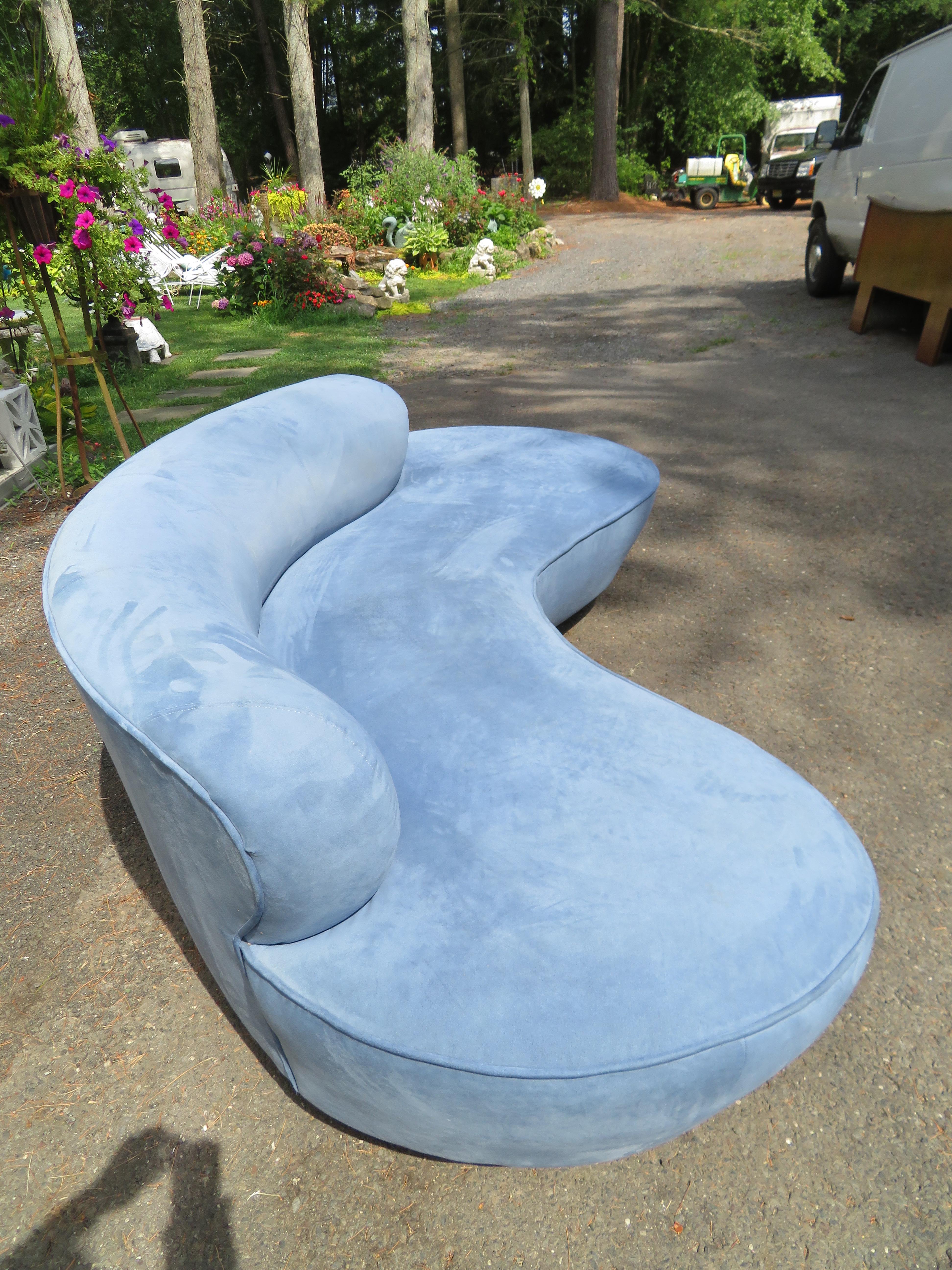 Superbe paire de canapés Vladimir Kagan Serpentine Directional Cloud du milieu du siècle dernier en vente 2