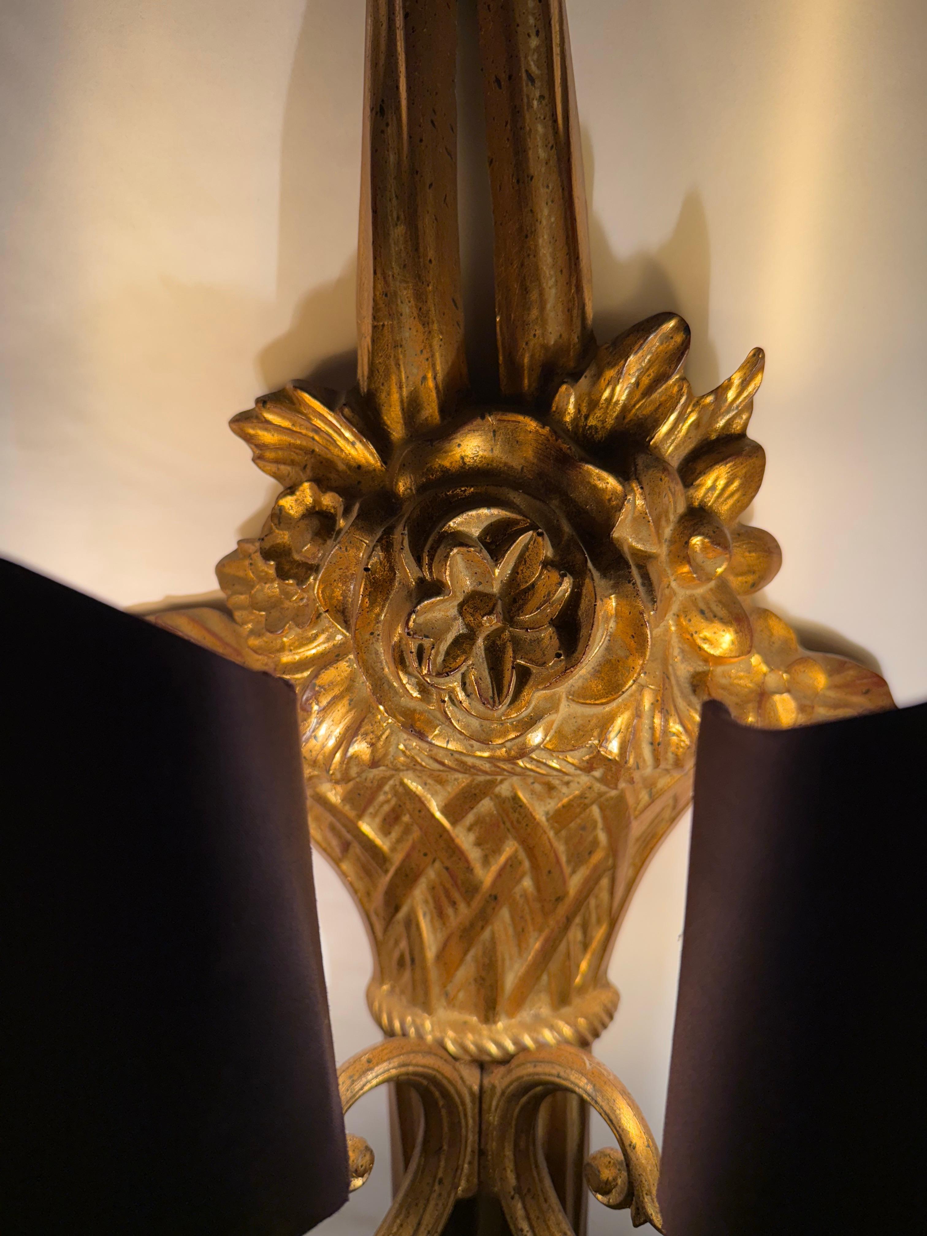 Diese schöne Wandlampe wurde in Belgien hergestellt. Sie ist aus leichtem Kunstschaum gefertigt und von Hand vergoldet und ist optisch kaum von einem Original aus dieser Zeit zu unterscheiden. Dies ist eine atemberaubende Paar, dass Ihr Zimmer mehr