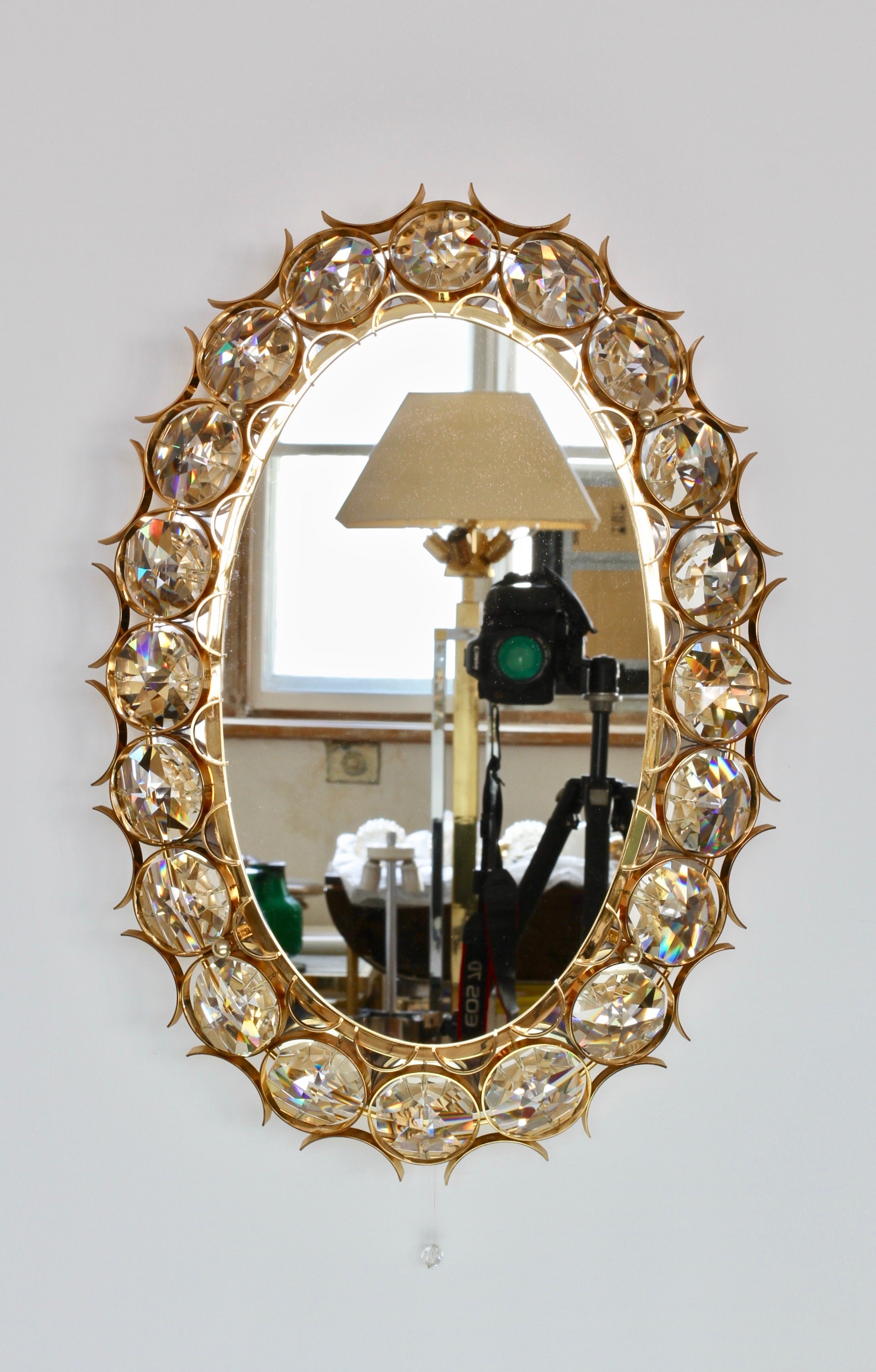 Impresionante Espejo de Pared Retroiluminado Palwa con Latón Dorado y Cristales Facetados Tallados Alemán en venta