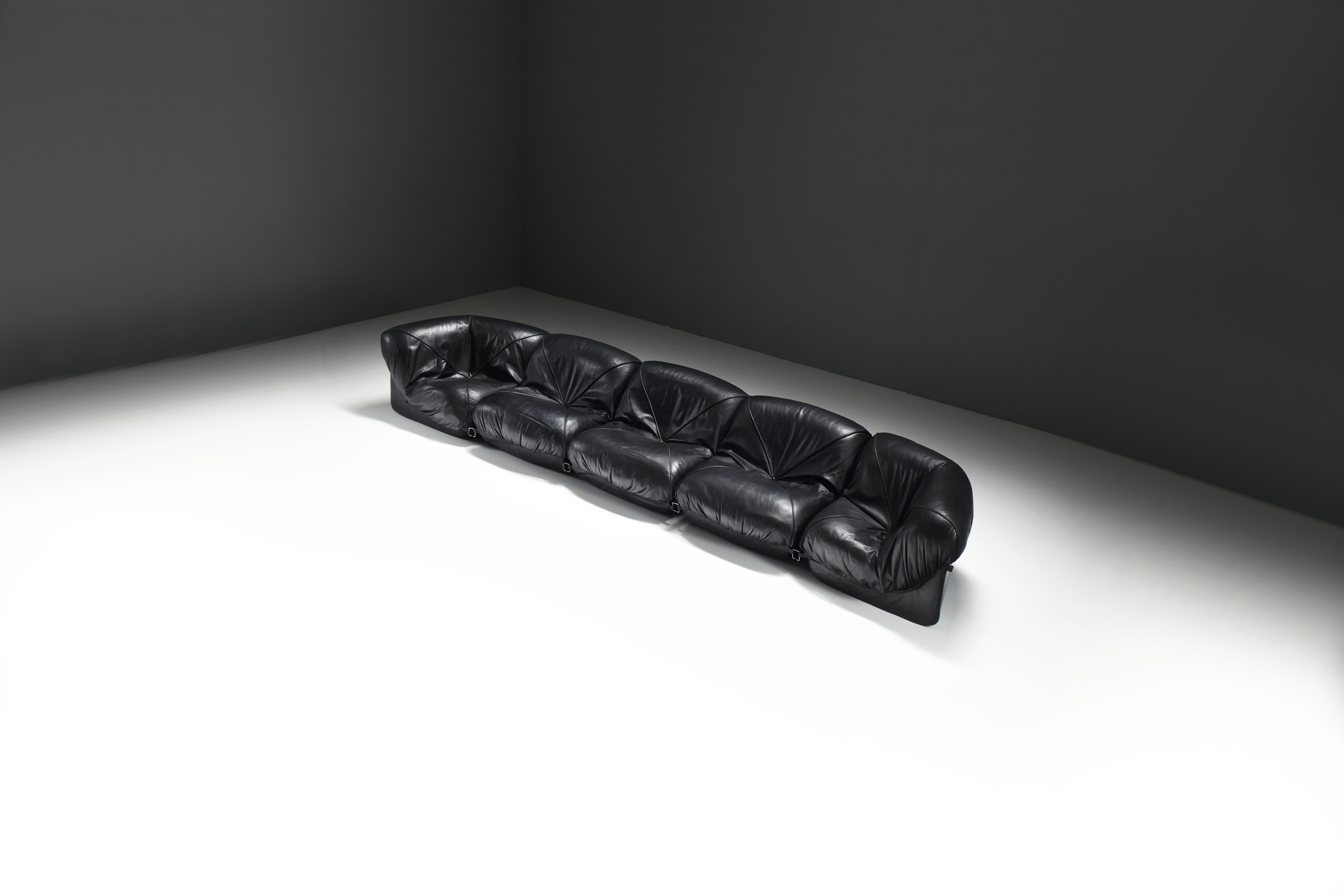 Atemberaubendes modulares Patate-Sofa aus schwarzem Original-Leder in Schwarz für Airborne – Frankreich (Moderne der Mitte des Jahrhunderts) im Angebot