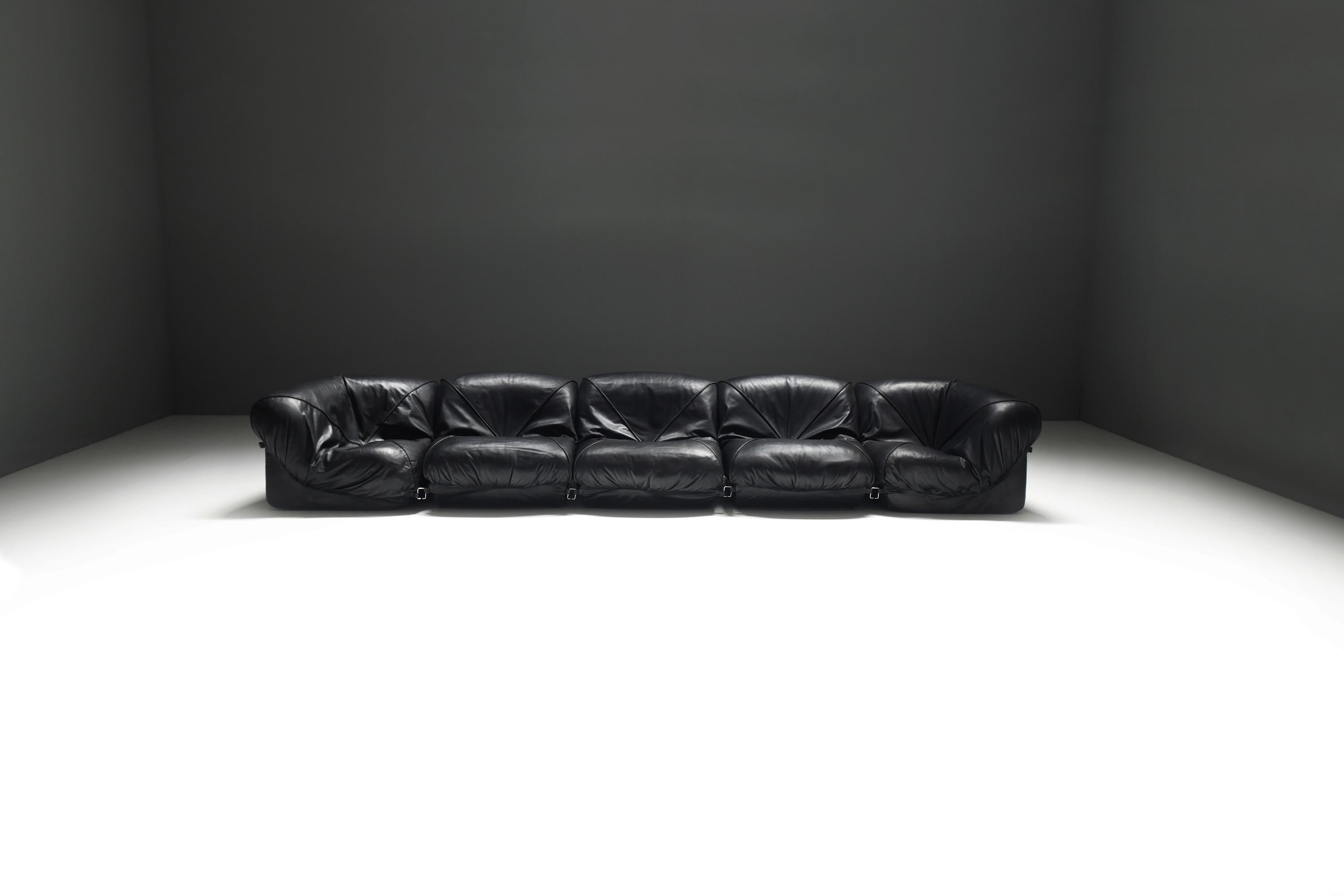 Dieses gut durchdachte Sofa in perfekter Konfiguration strahlt Komfort und Stil aus. Der einheitliche Look aus weichem, schwarzem Leder wird durch eine prächtige Konstruktion aus 3 regulären Teilen und 2 Eckelementen ergänzt, die eine vielseitige