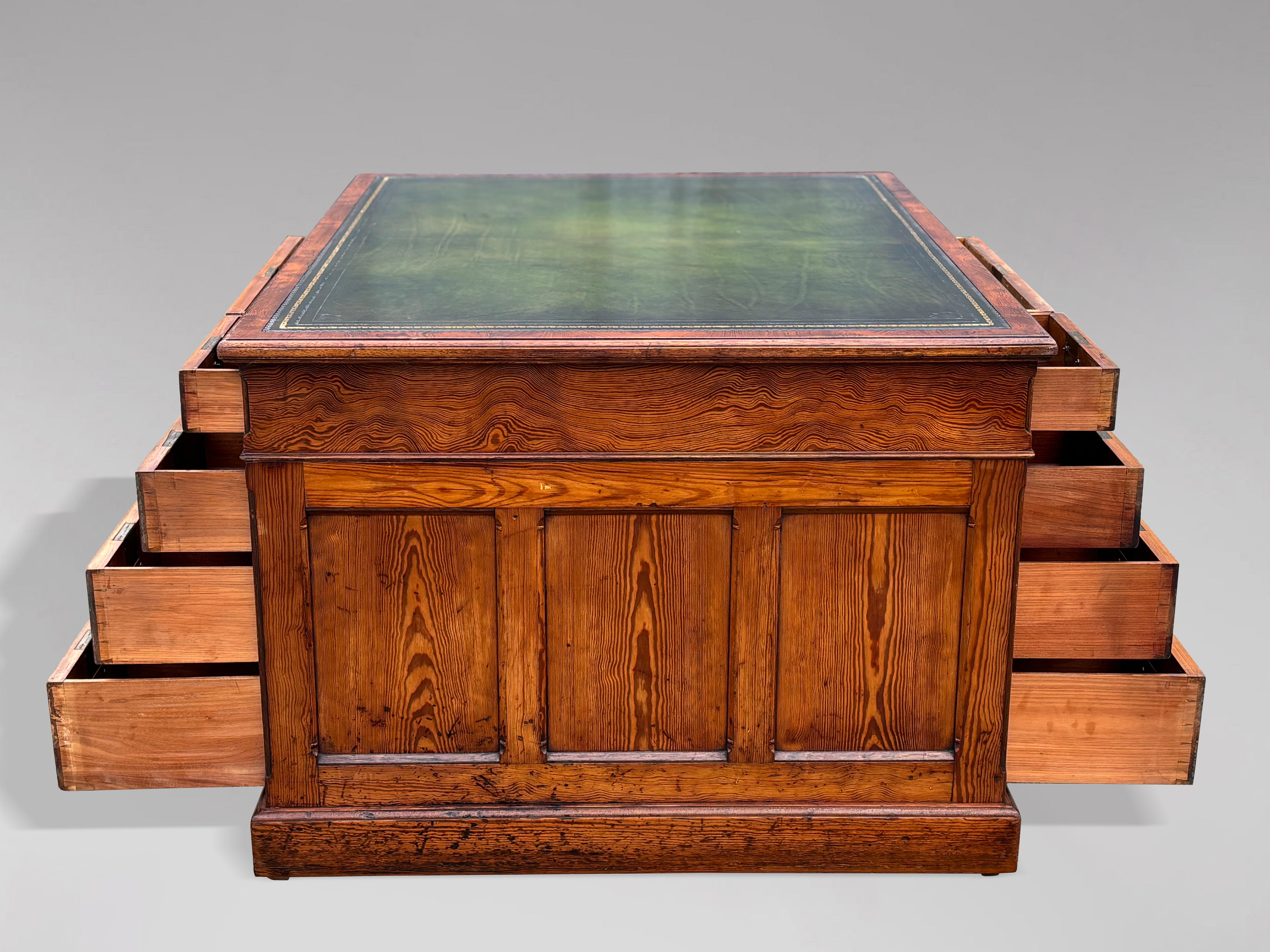 Atemberaubende Patina 19. Jahrhundert Pitch Pine Partner Schreibtisch (Viktorianisch) im Angebot