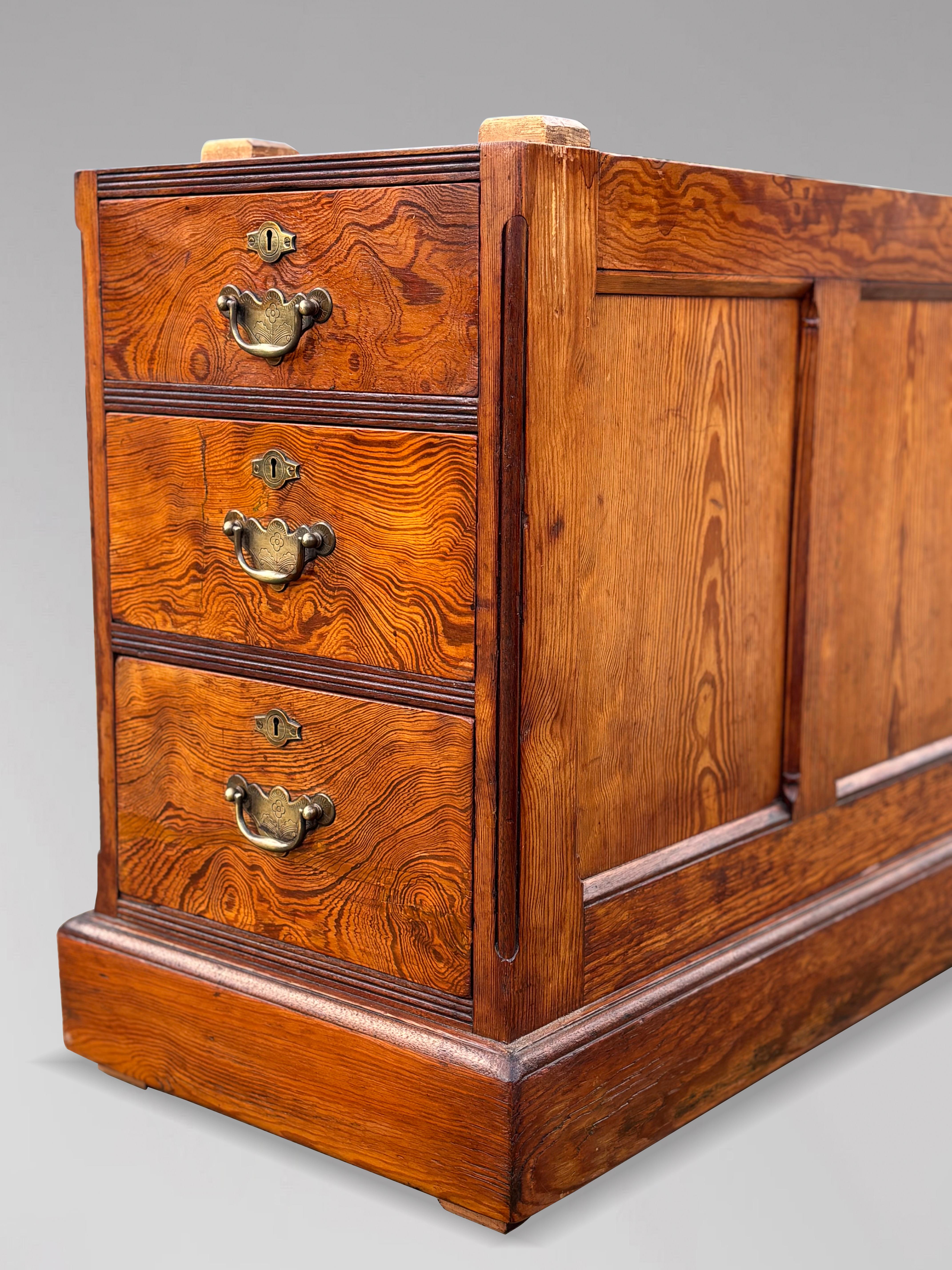 Atemberaubende Patina 19. Jahrhundert Pitch Pine Partner Schreibtisch im Angebot 3