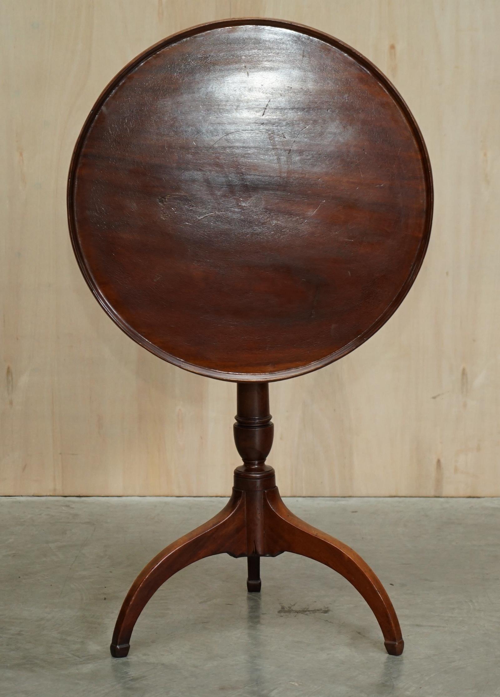 Wir freuen uns, diesen schönen georgianischen Mahagoni-Tisch mit Kippplatte und kanneliertem Säulenfuß aus der Zeit um 1780 zum Verkauf anzubieten

Ein wunderbar dekorativer und sehr origineller georgianischer Beistelltisch. Dieses Stück ist ein